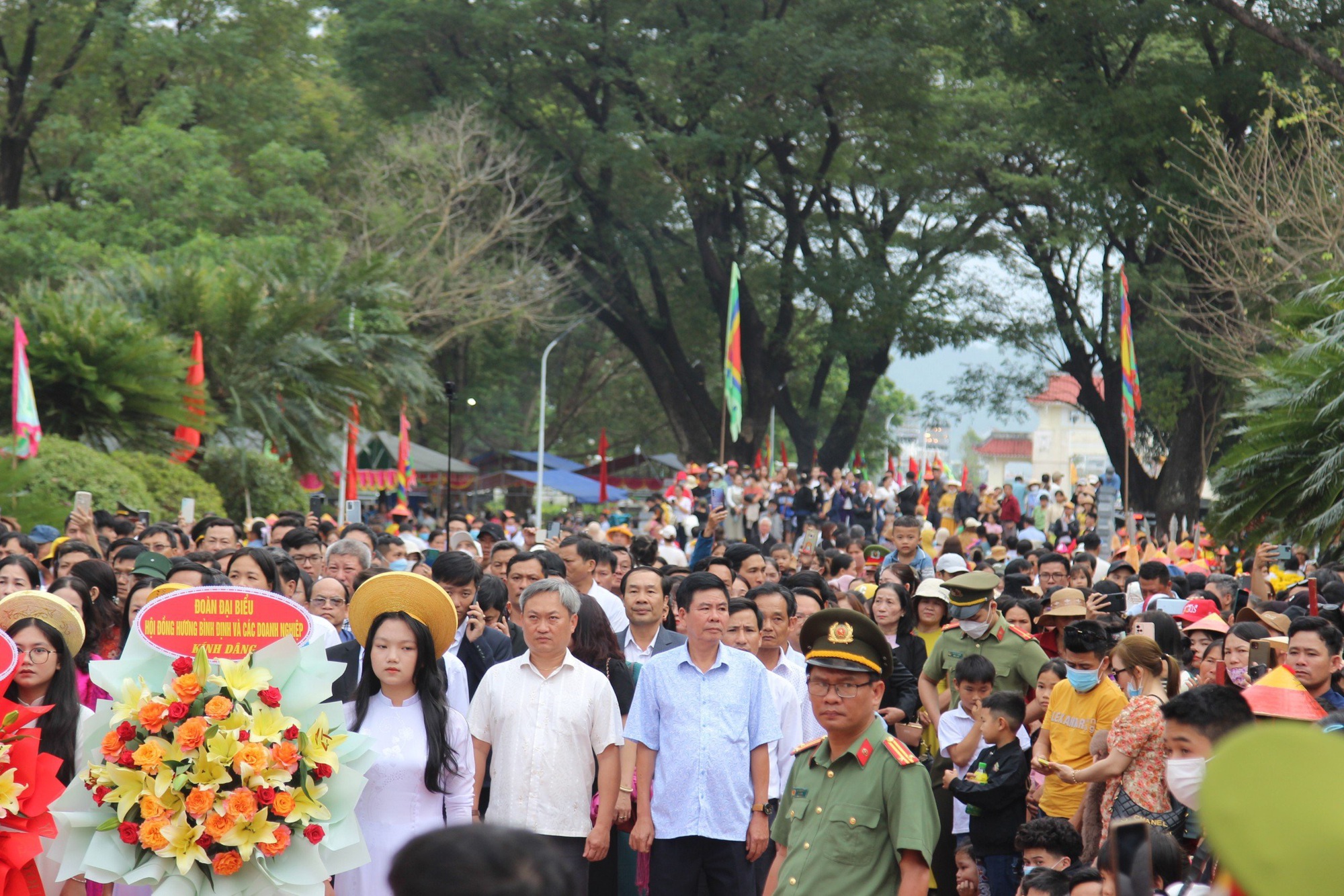 A stream of people flocked to Quang Trung museum 