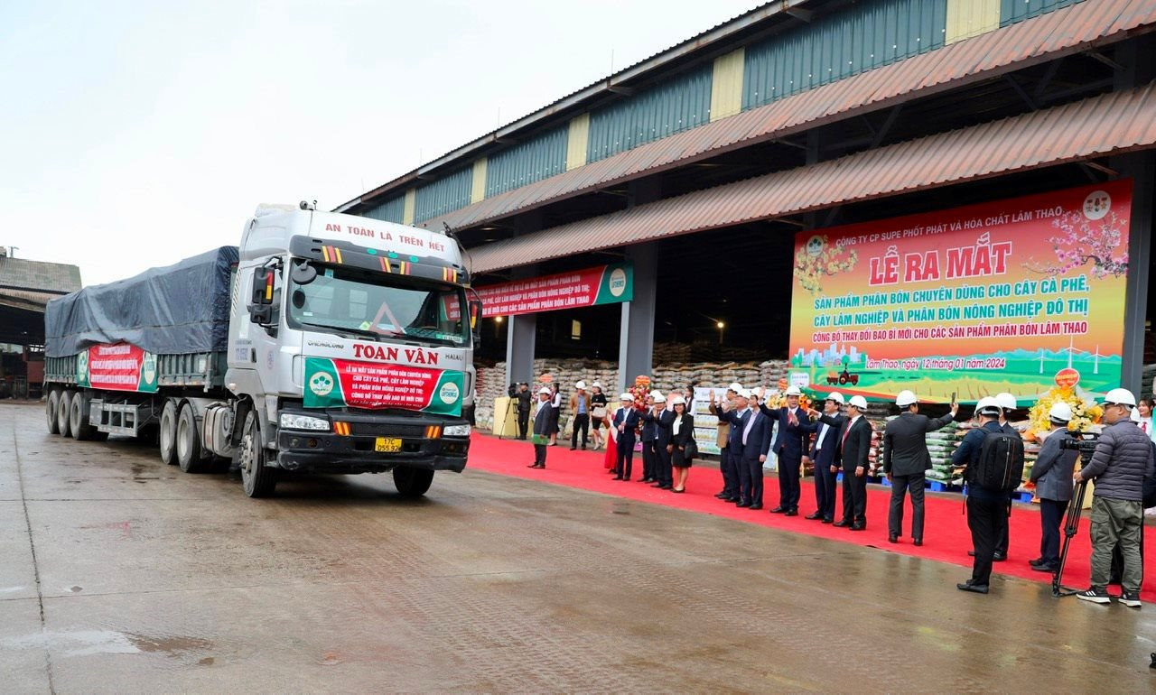 Supe Lâm Thao mở hàng đầu năm, xuất bán hơn 1.000 tấn phân bón đi khắp cả nước- Ảnh 3.