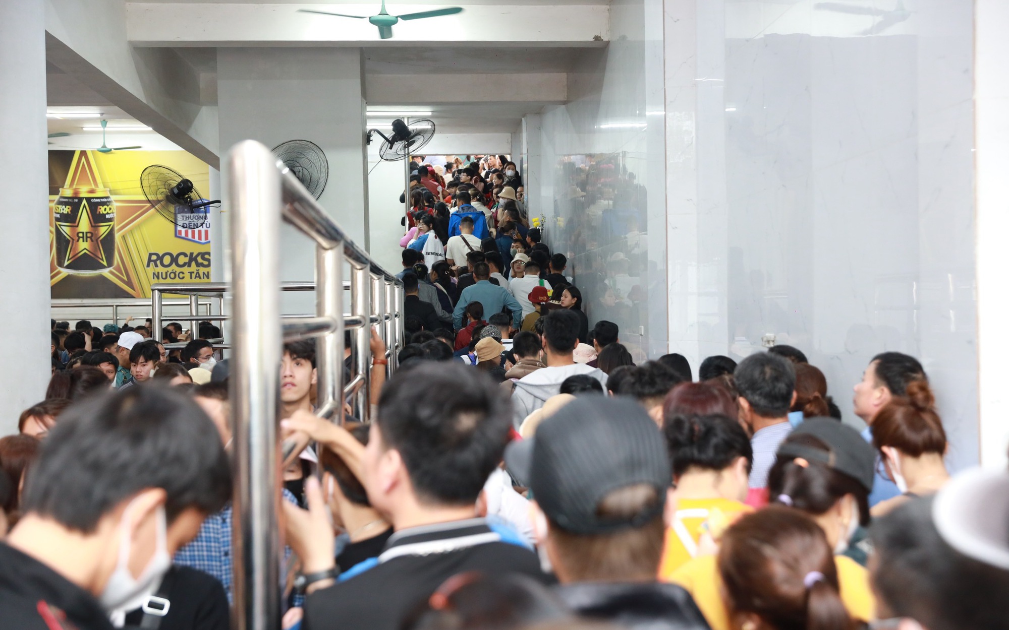 Tắc nghẹt lối lên cáp treo trước ngày khai hội chùa Hương, nhiều du khách mua vé 