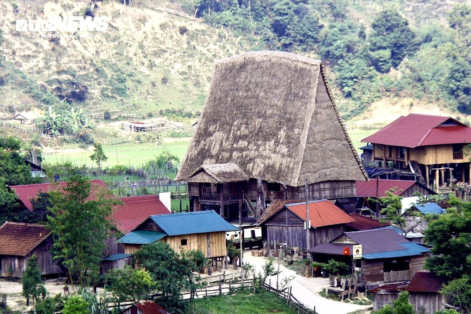Ngôi làng có 4 ngọn núi bao quanh ở Kon Tum- Ảnh 2.
