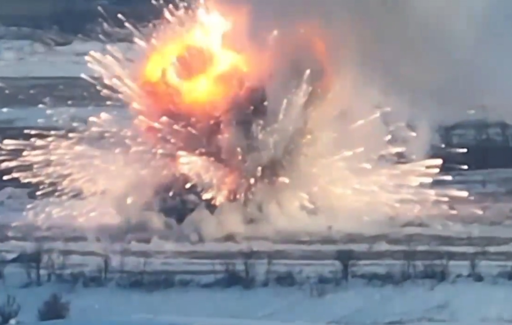 Ukraine bắn nổ tung vũ khí đáng sợ nhất của Nga - 'Hỏa thần nhiệt áp' TOS-1A Solntsepyok - Ảnh 1.