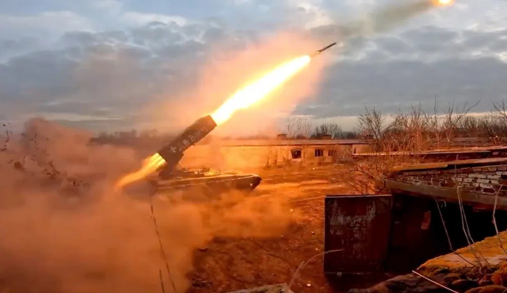 Ukraine bắn nổ tung vũ khí đáng sợ nhất của Nga - 'Hỏa thần nhiệt áp' TOS-1A Solntsepyok - Ảnh 2.