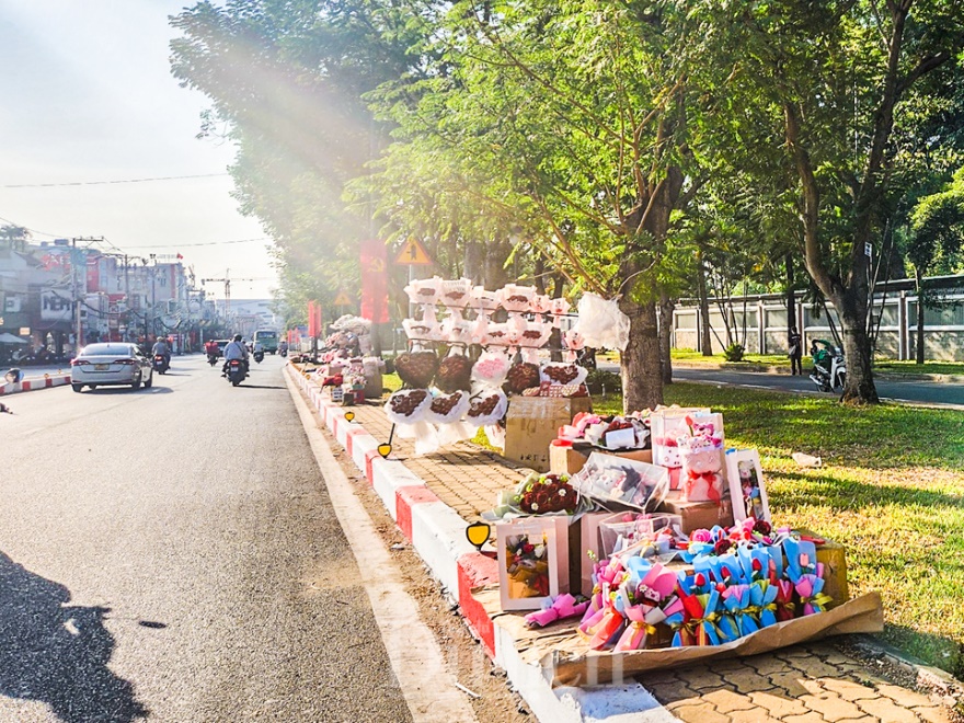 Ngày tình nhân trùng mùng 5 Tết, người bán hoa lo- Ảnh 5.