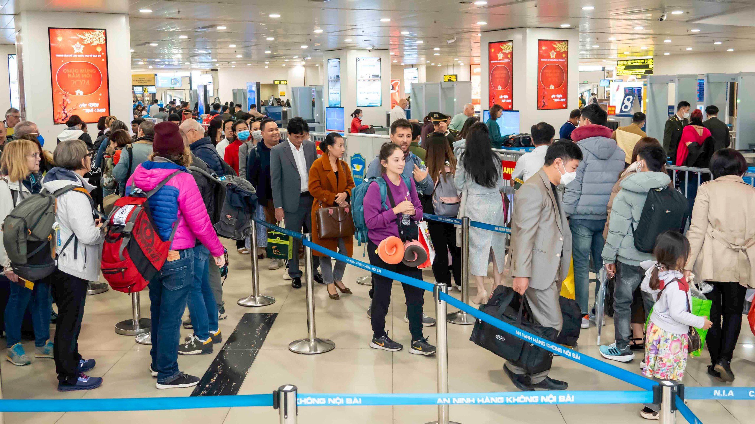 Ngày nghỉ cuối cùng của Tết Nguyên đán Giáp thìn sân bay Nội Bài đón gần 90 nghìn hành khách- Ảnh 3.