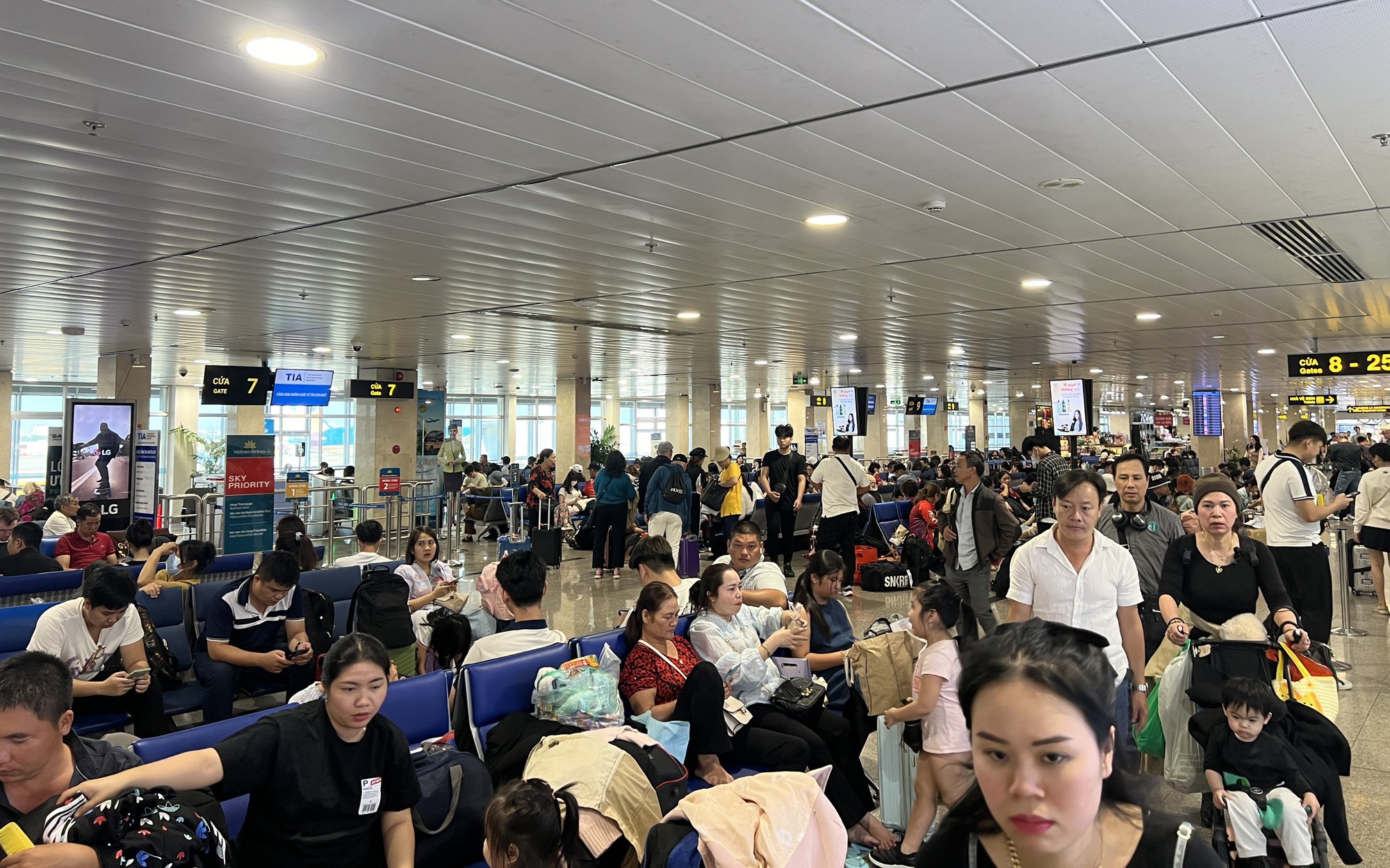 Người dân quay lại TP.HCM, sân bay Tân Sơn Nhất đón khách 
