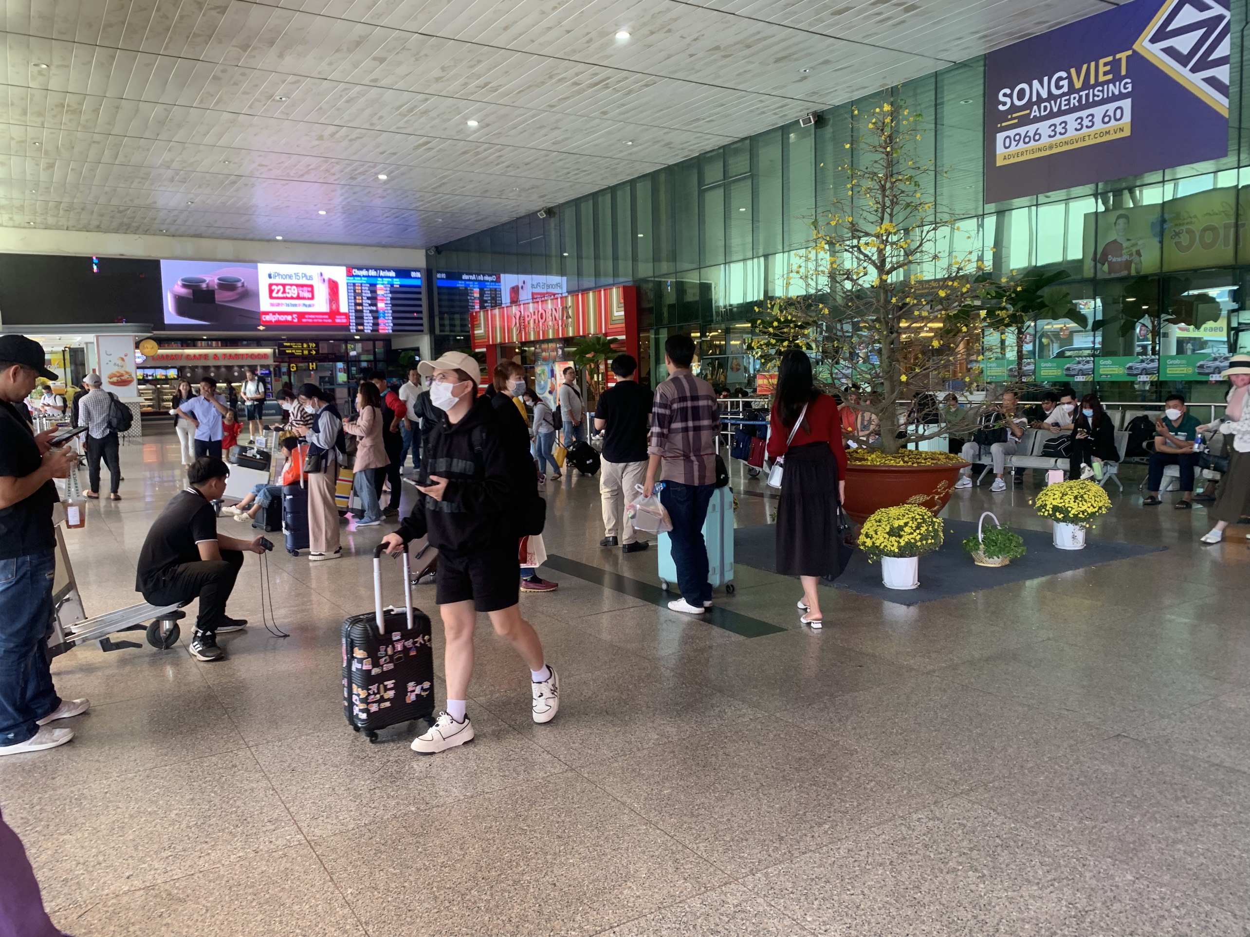Người dân quay lại TP.HCM, sân bay Tân Sơn Nhất đón khách "khủng" gần 150.000 người ngày Mùng 5 Tết- Ảnh 1.