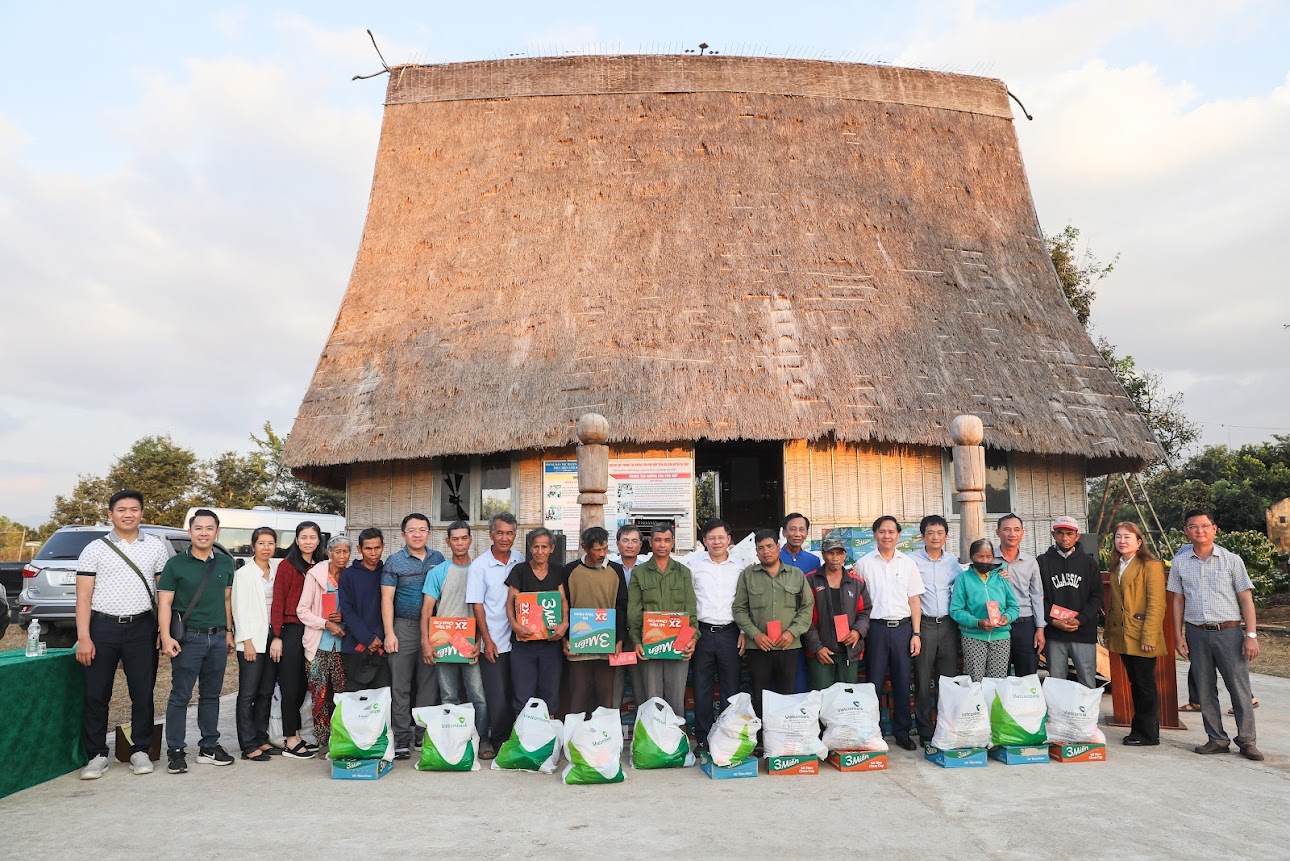 Vietcombank chung tay mang Tết ấm đến với các gia đình có hoàn cảnh khó khăn- Ảnh 1.