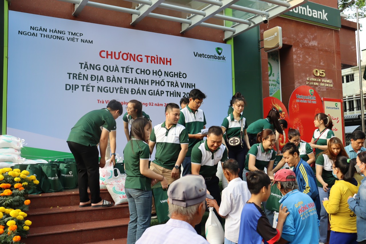 Vietcombank chung tay mang Tết ấm đến với các gia đình có hoàn cảnh khó khăn- Ảnh 5.