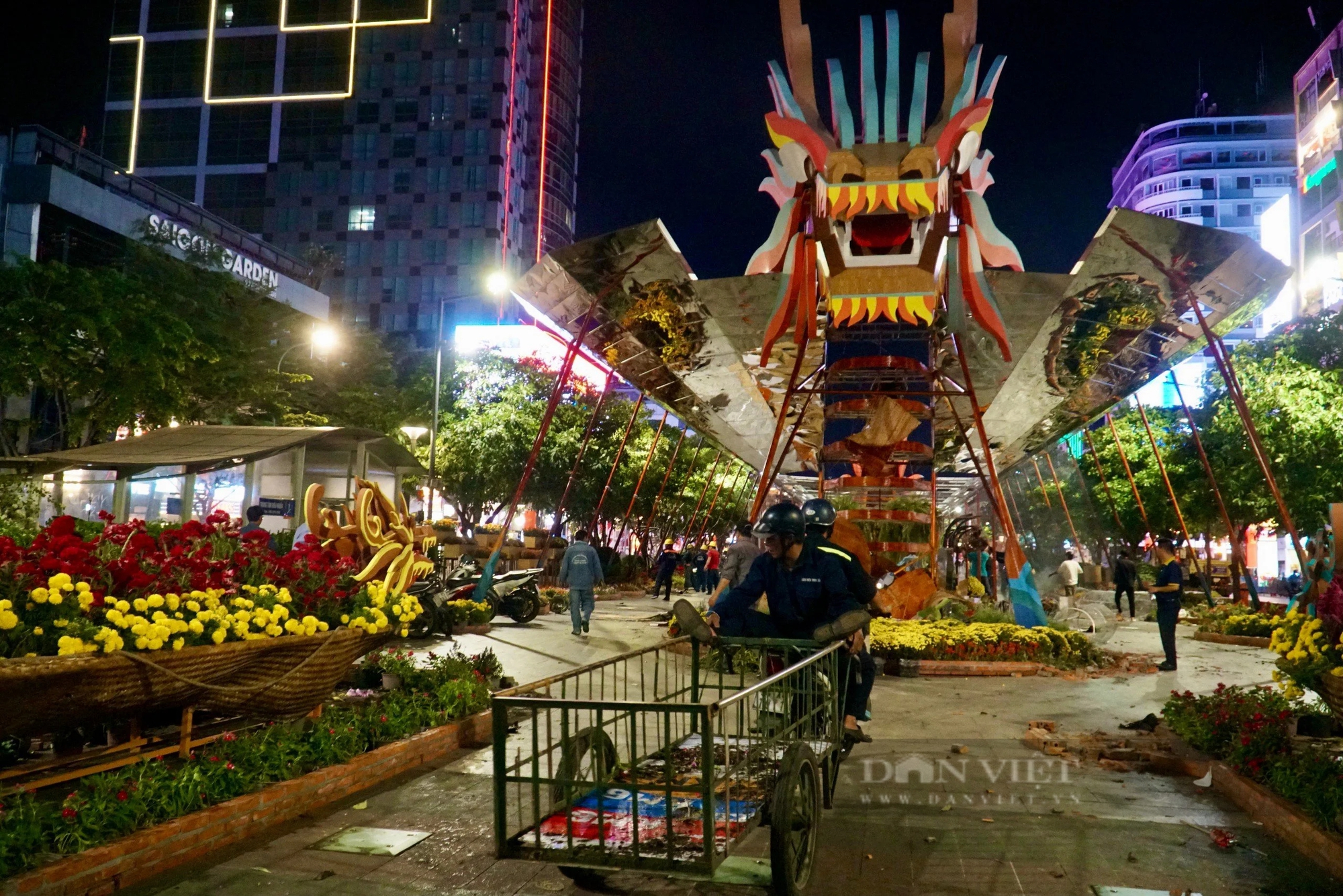 Xuyên đêm tháo dỡ các linh vật khổng lồ tại đường hoa Nguyễn Huệ- Ảnh 1.