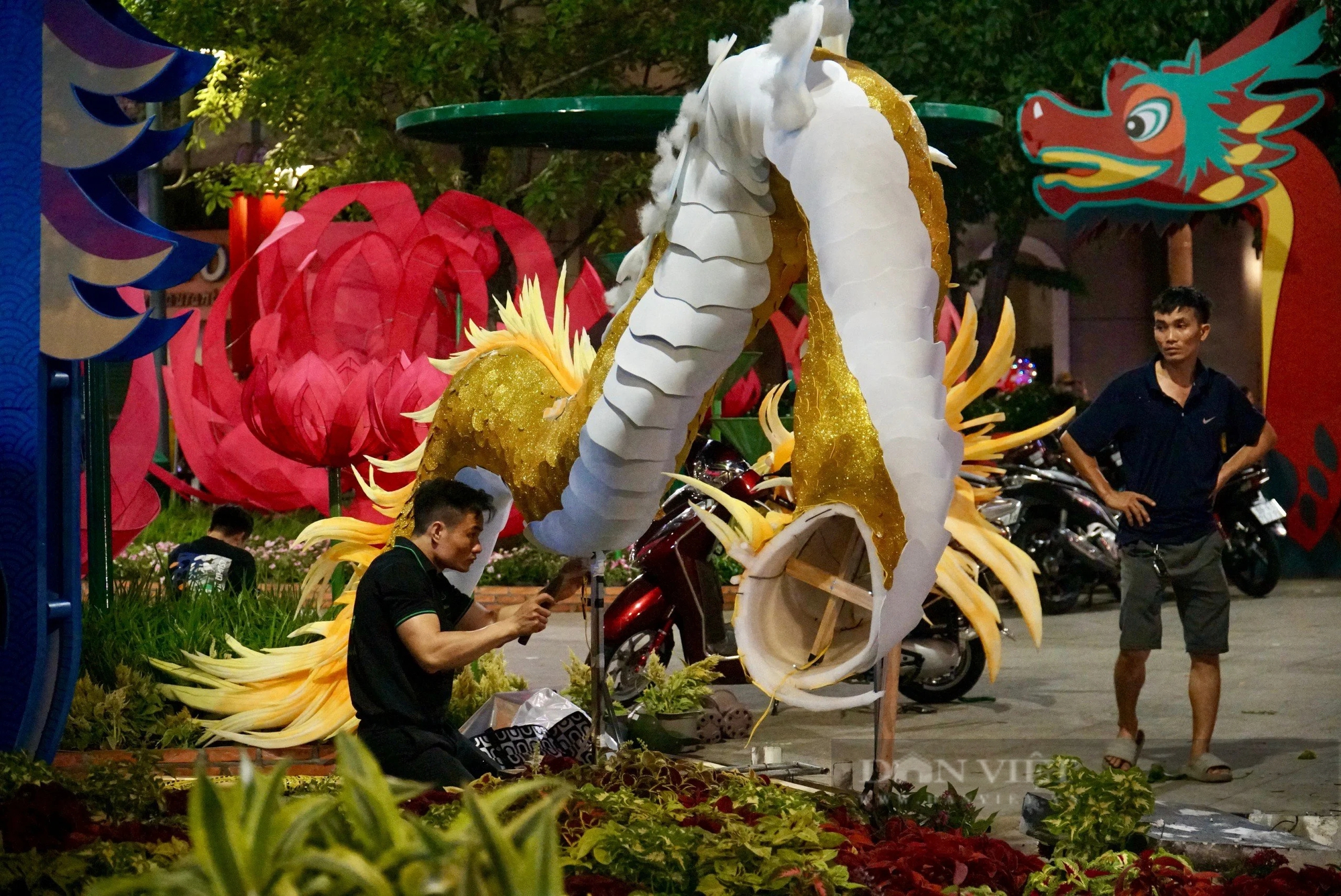 Xuyên đêm tháo dỡ các linh vật khổng lồ tại đường hoa Nguyễn Huệ- Ảnh 3.