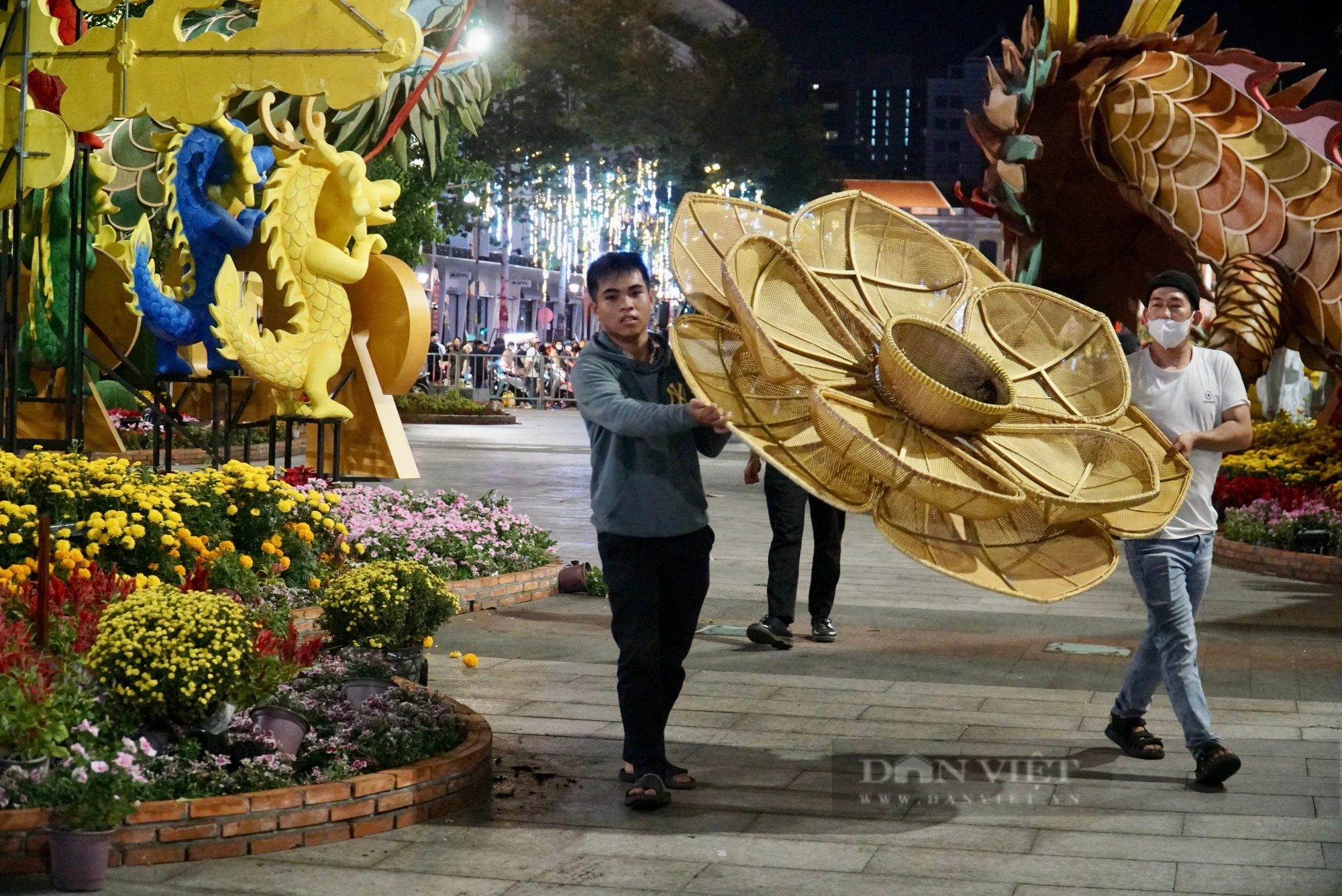 Xuyên đêm tháo dỡ các linh vật khổng lồ tại đường hoa Nguyễn Huệ- Ảnh 4.