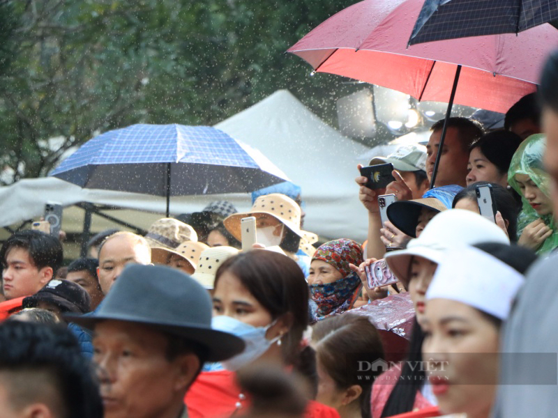 Thousands of people stood in the rain, competing to collect money 