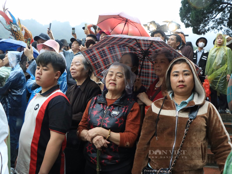 Thousands of people stood in the rain, competing to collect money 