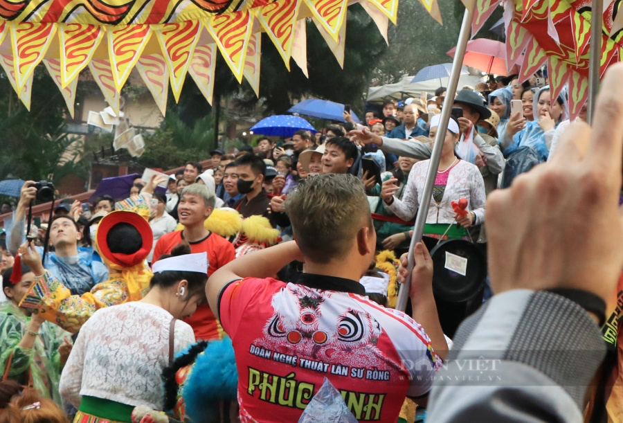 Thousands of people stood in the rain, competing to collect money 