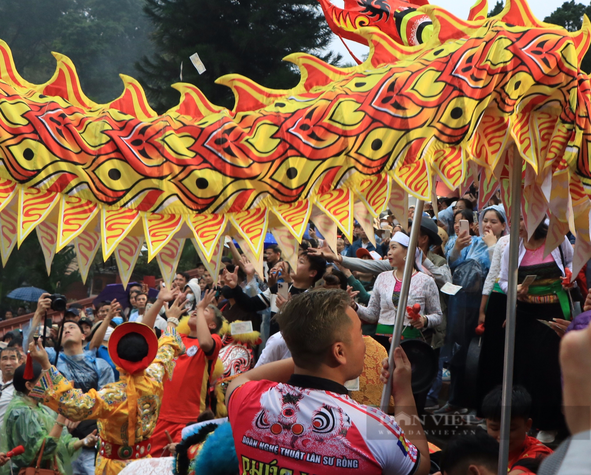 Thousands of people stood in the rain, competing to collect money 