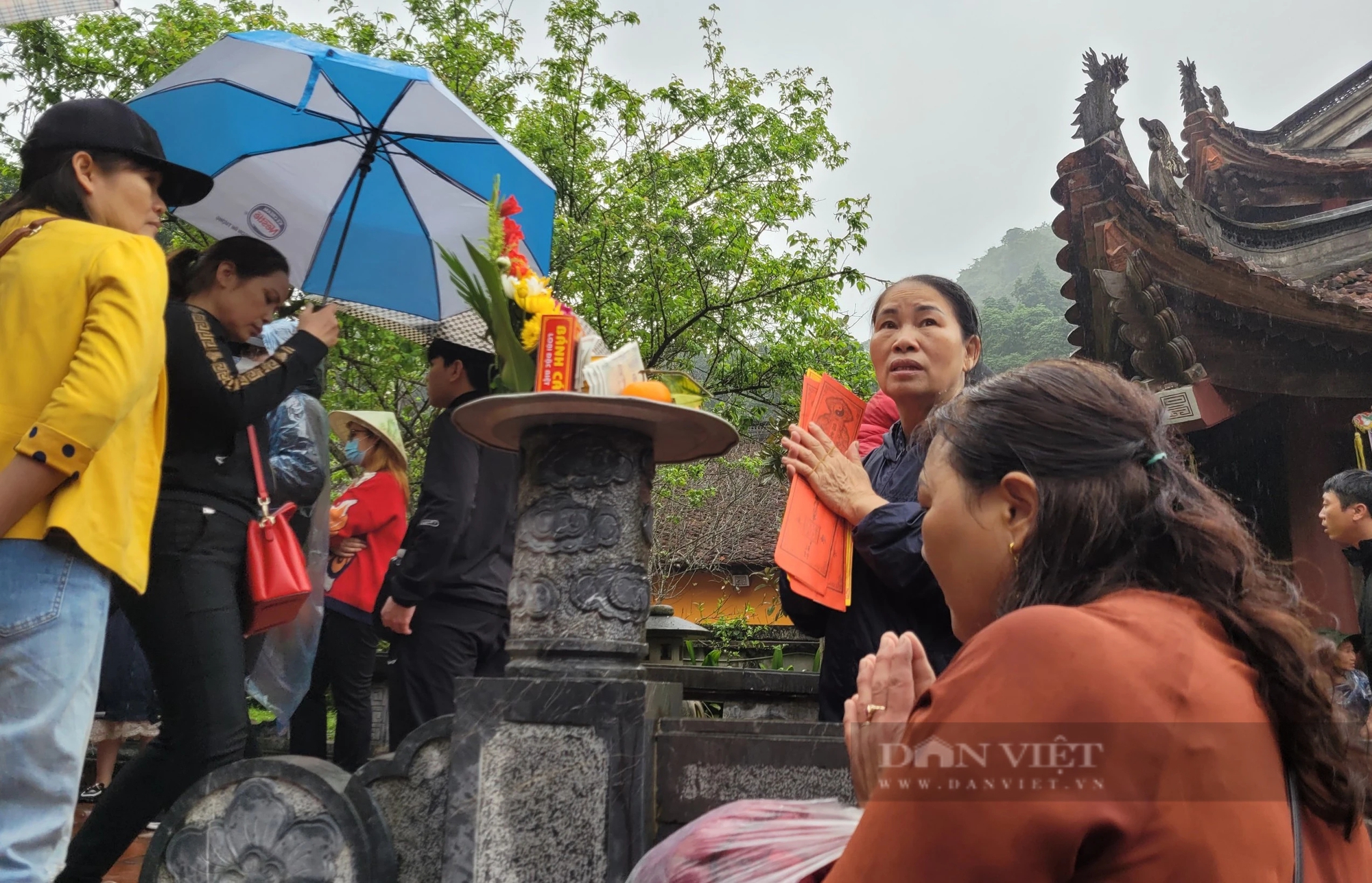 Vạ vật đi lễ trong ngày khai hội Chùa Hương- Ảnh 1.