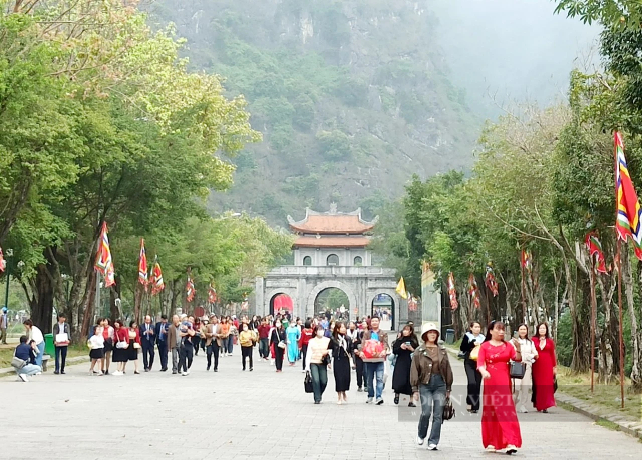 Cán mốc 600.000 du khách, dòng người vẫn tiếp tục dồn về Ninh Bình- Ảnh 1.