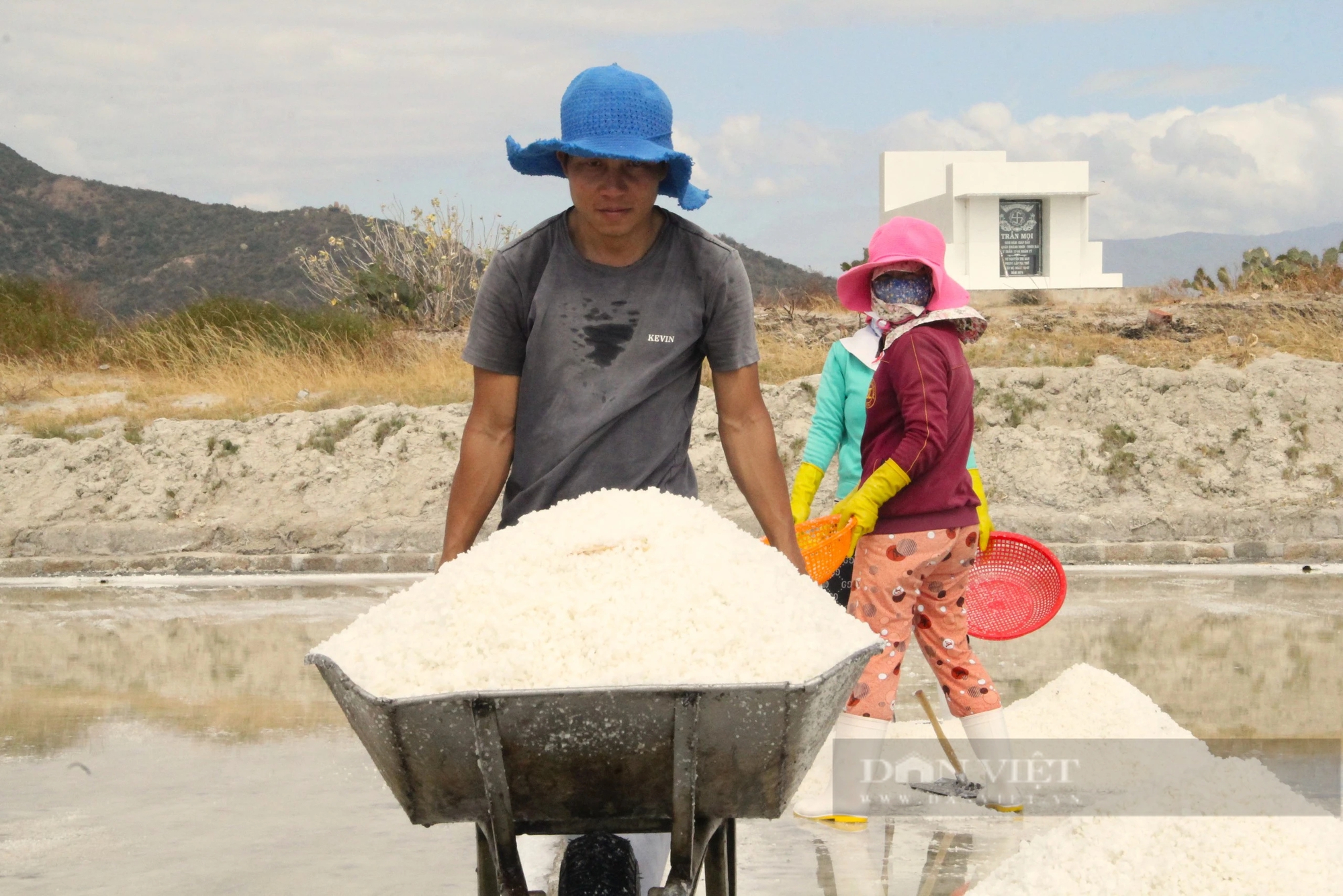 Diêm dân Ninh Thuận đầu năm ra đồng thu hoạch muối, ai cũng vui vì sản lượng tăng - Ảnh 6.