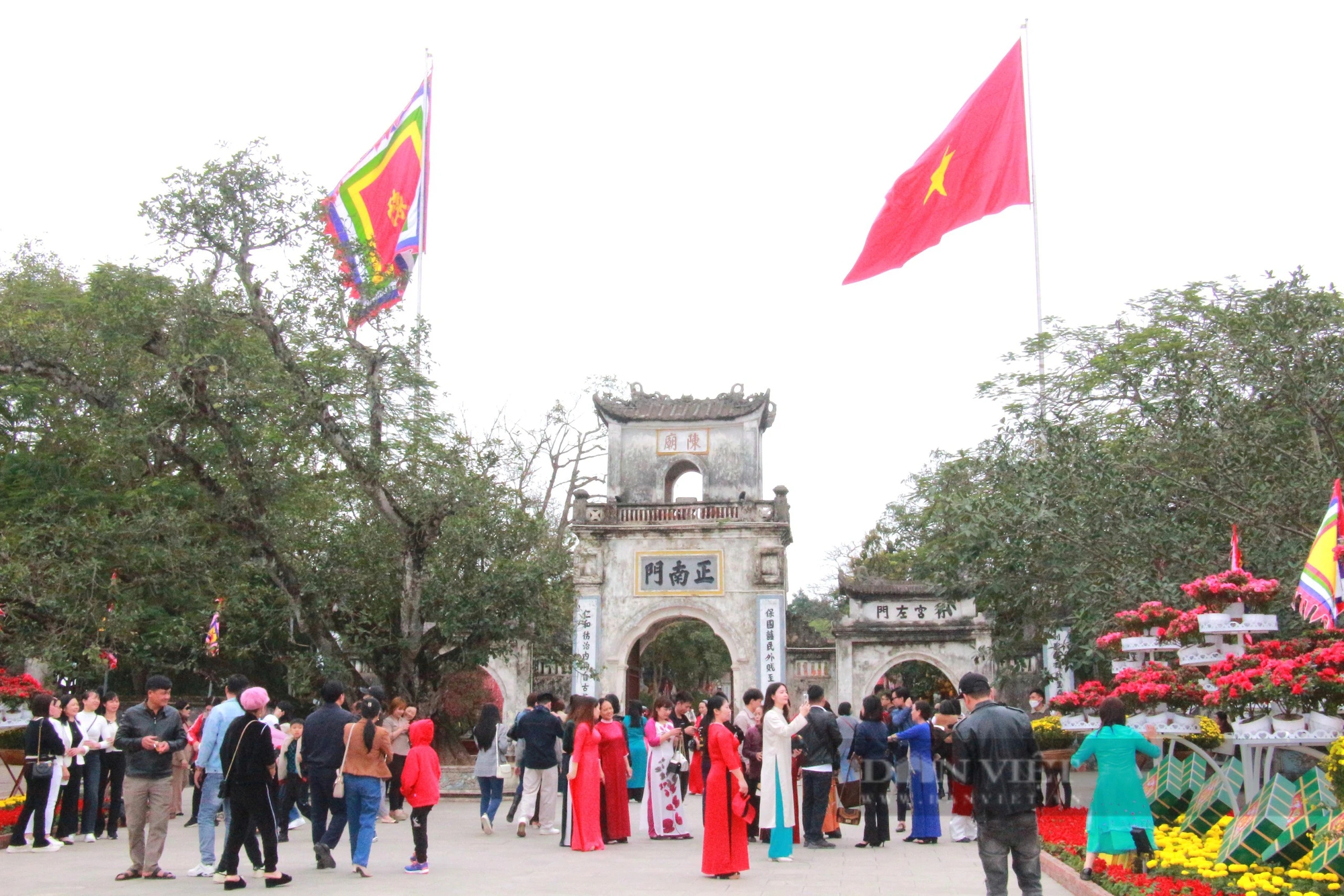 Hàng vạn người thập phương nườm nượp đổ về Đền Trần ở Nam Định dù chưa đến ngày chính lễ- Ảnh 1.