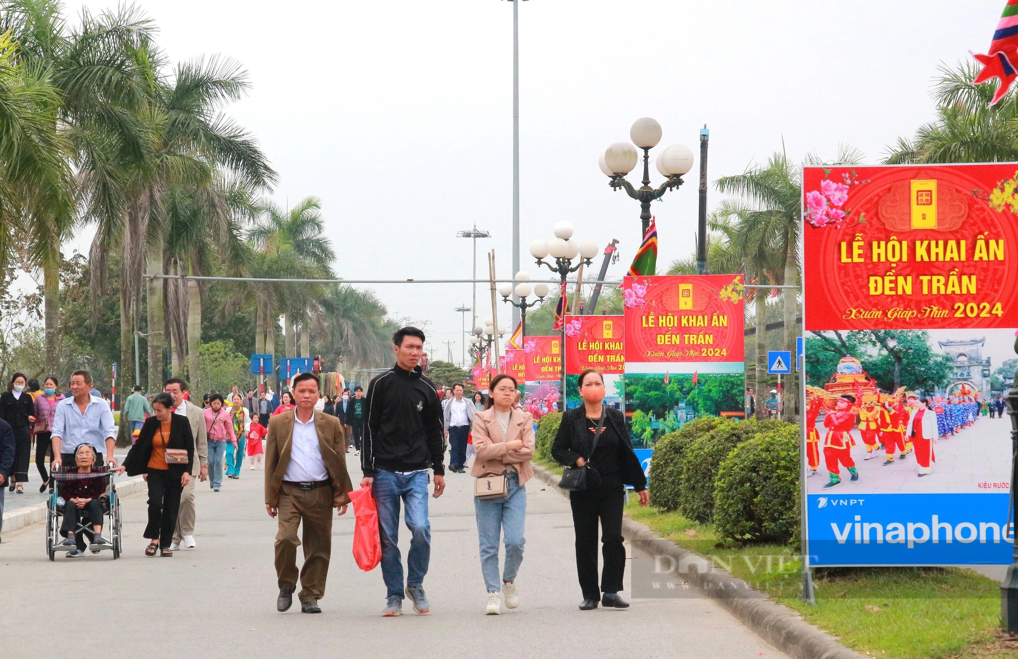 Hàng vạn người thập phương nườm nượp đổ về Đền Trần ở Nam Định dù chưa đến ngày chính lễ- Ảnh 2.