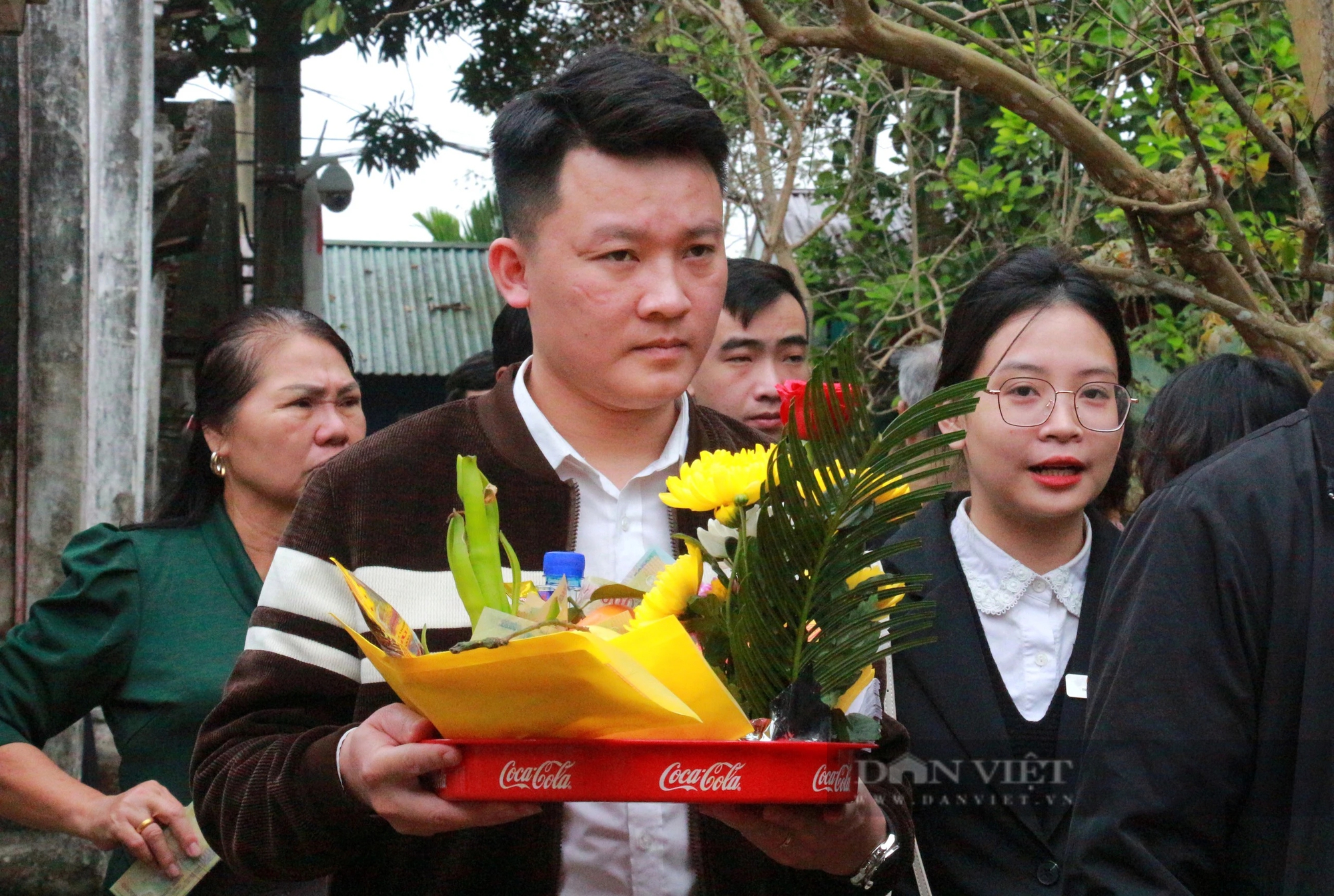 Hàng vạn người thập phương nườm nượp đổ về Đền Trần ở Nam Định dù chưa đến ngày chính lễ- Ảnh 4.