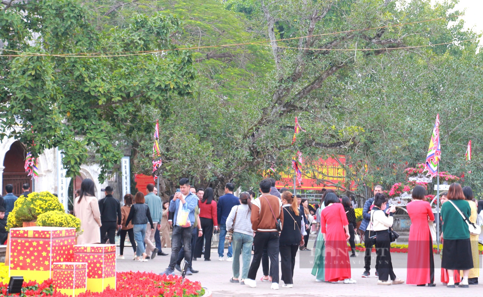 Hàng vạn người thập phương nườm nượp đổ về Đền Trần ở Nam Định dù chưa đến ngày chính lễ- Ảnh 6.