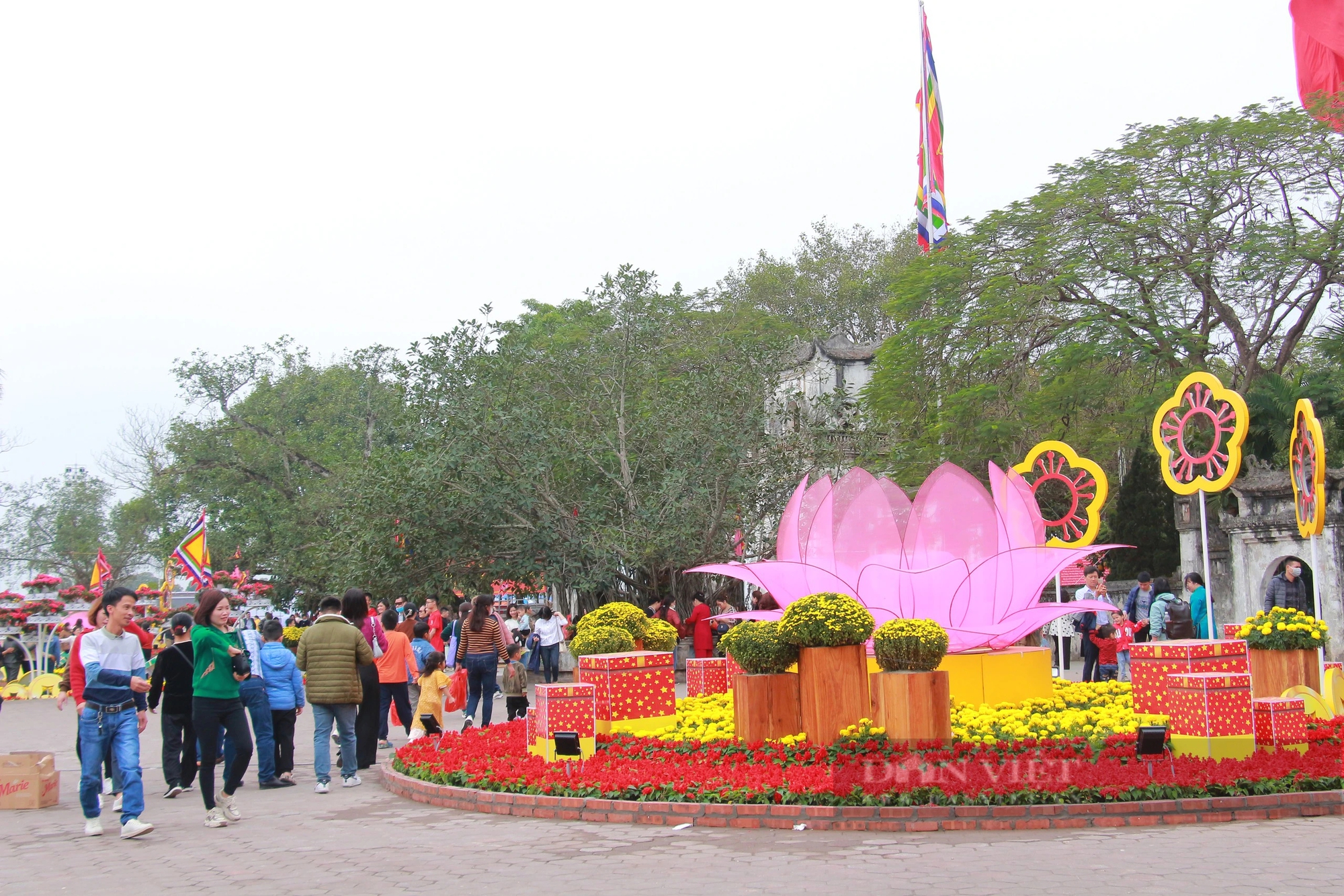 Hàng vạn người thập phương nườm nượp đổ về Đền Trần ở Nam Định dù chưa đến ngày chính lễ- Ảnh 7.