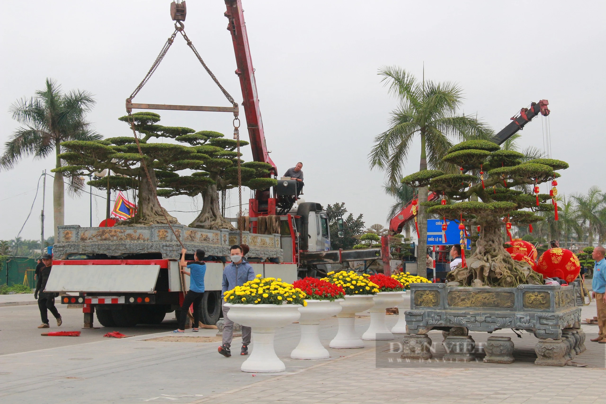 Hàng vạn người thập phương nườm nượp đổ về Đền Trần ở Nam Định dù chưa đến ngày chính lễ- Ảnh 8.