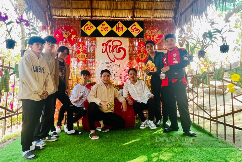 Rapper Sóc Nâu đi cáp treo trên đỉnh núi Sam xin lộc Bà vào dịp Tết Nguyên Đán Giáp Thìn 2024- Ảnh 5.