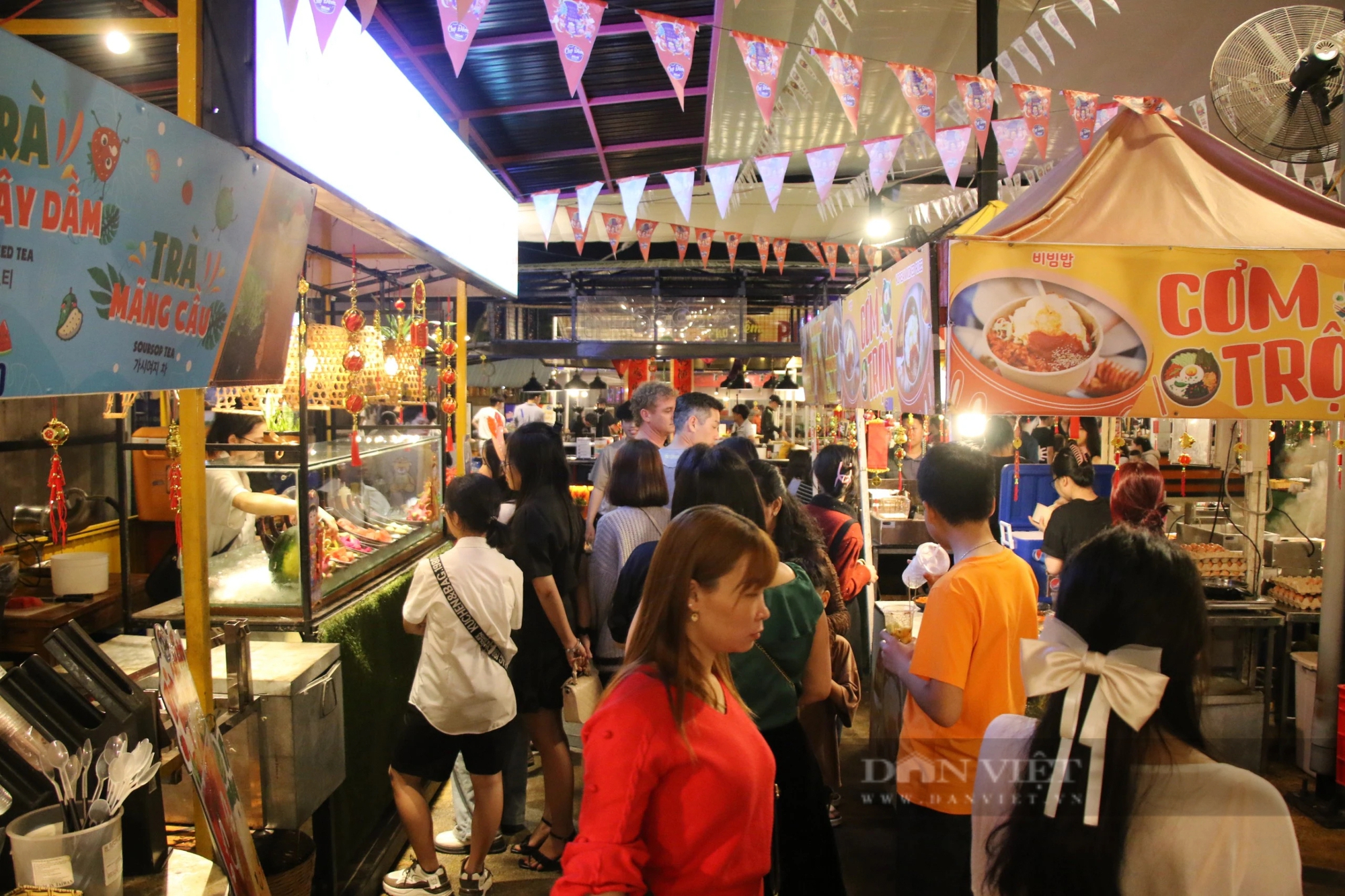 Hàng ngàn người dân, du khách đổ về các điểm vui chơi đêm tại Đà Nẵng - Ảnh 1.