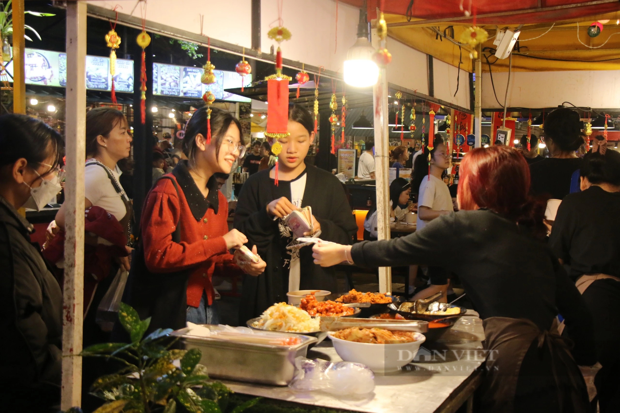 Hàng ngàn người dân, du khách đổ về các điểm vui chơi đêm tại Đà Nẵng - Ảnh 2.