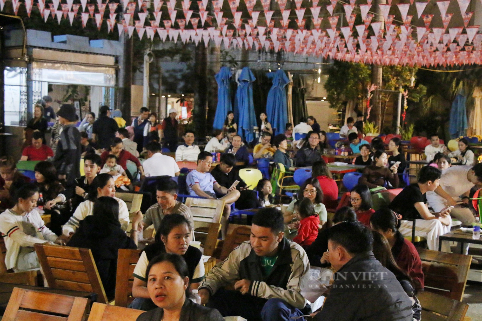 Hàng ngàn người dân, du khách đổ về các điểm vui chơi đêm tại Đà Nẵng - Ảnh 5.