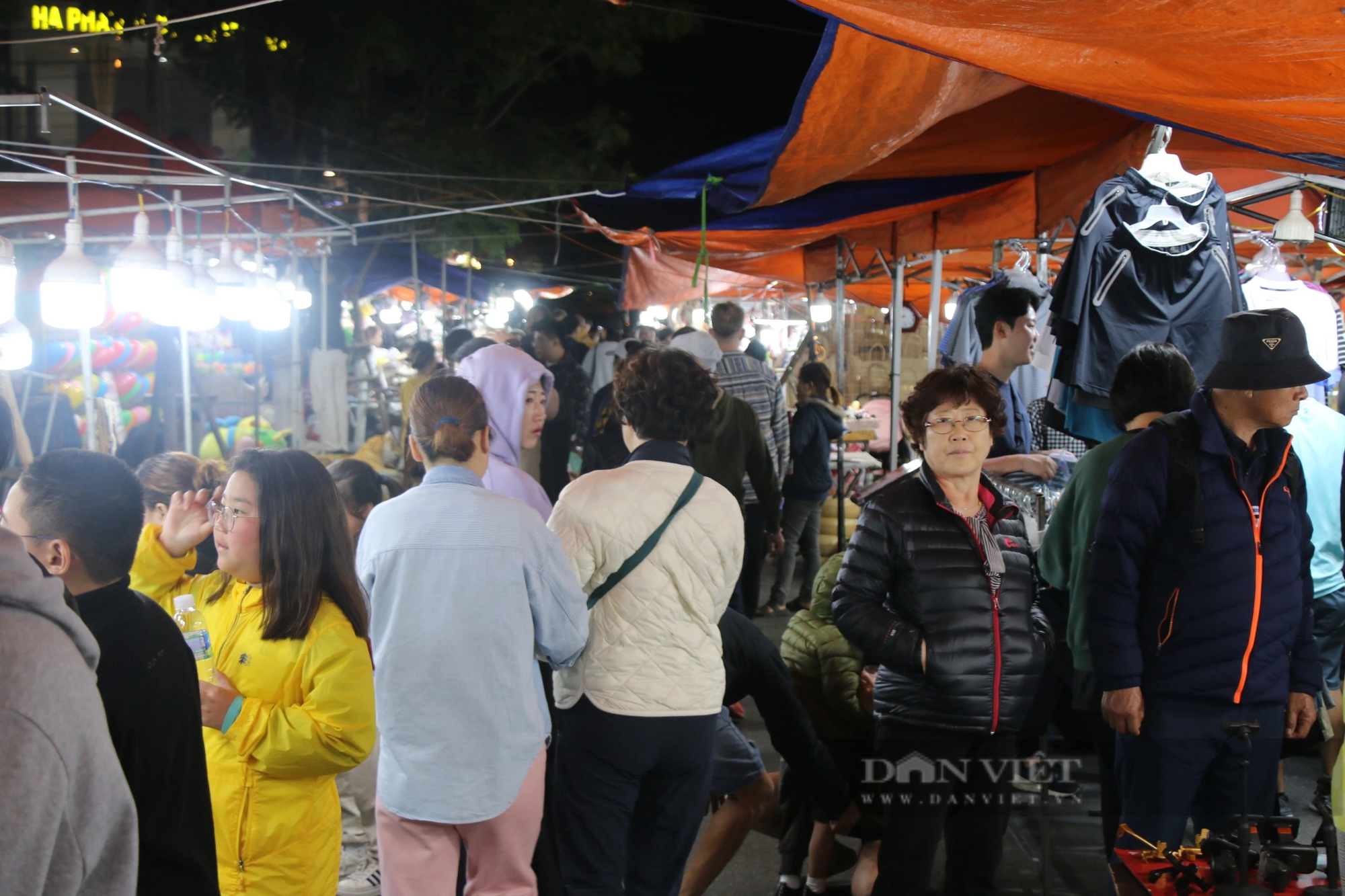 Hàng ngàn người dân, du khách đổ về các điểm vui chơi đêm tại Đà Nẵng - Ảnh 8.