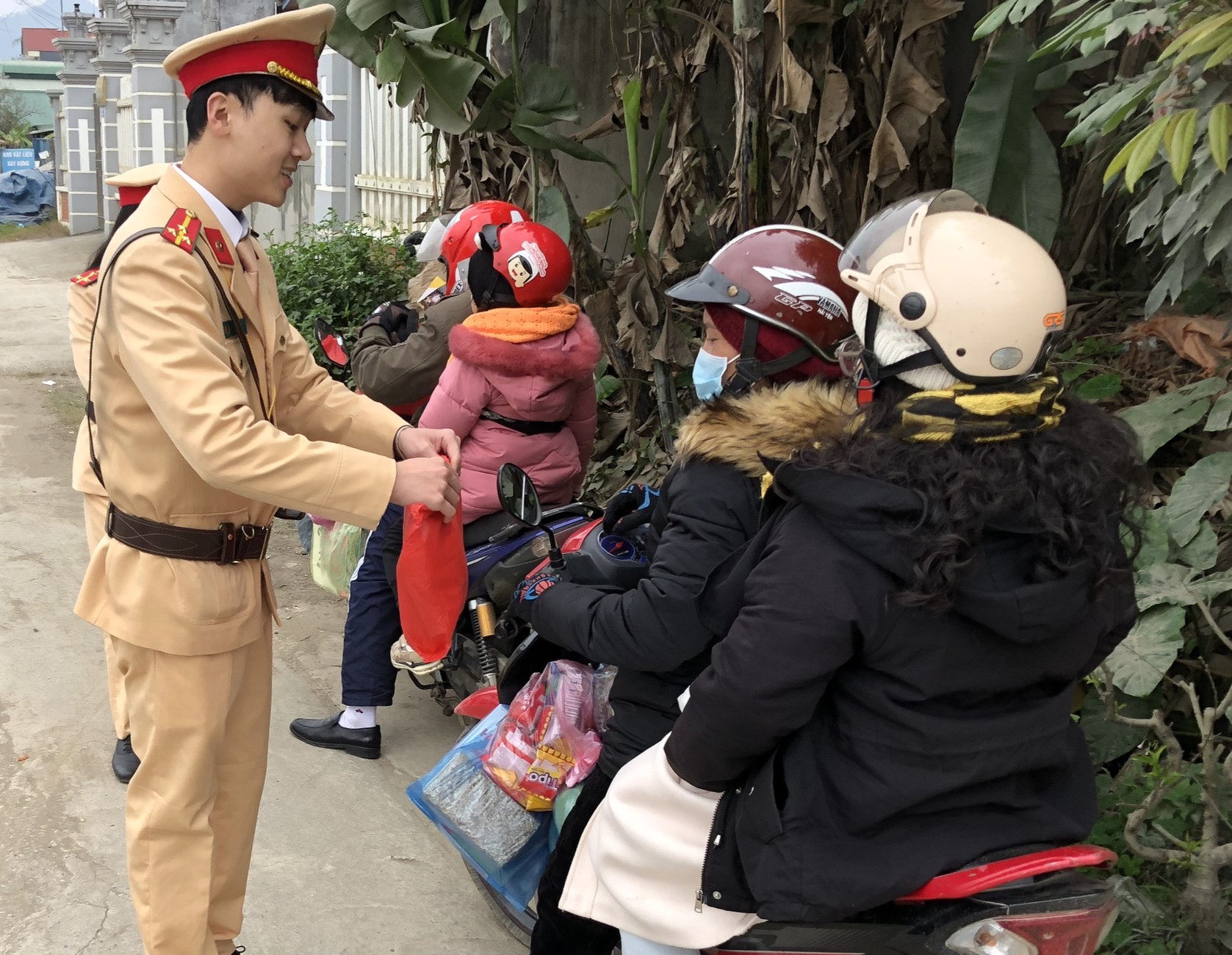CSGT Cao Bằng tặng quà người dân đi làm việc xa sau Tết- Ảnh 2.