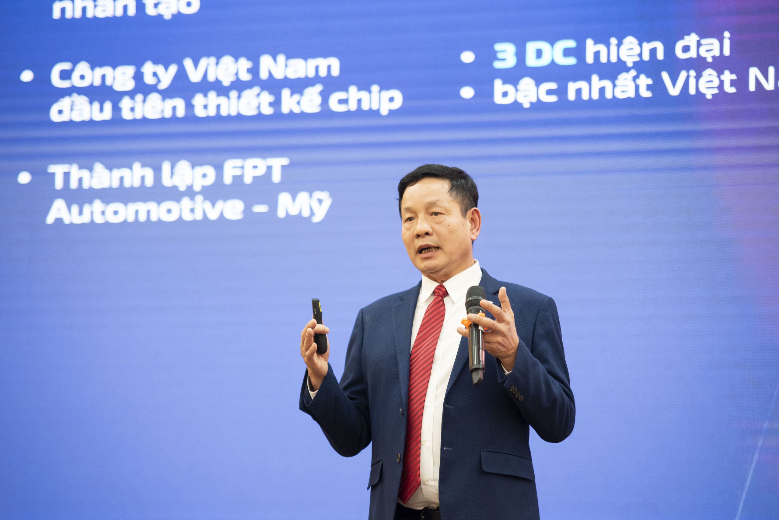 Bộ trưởng Nguyễn Mạnh Hùng: FPT đặt cược vào AI, chip bán dẫn và phần mềm ô tô là chiến lược đúng đắn- Ảnh 1.