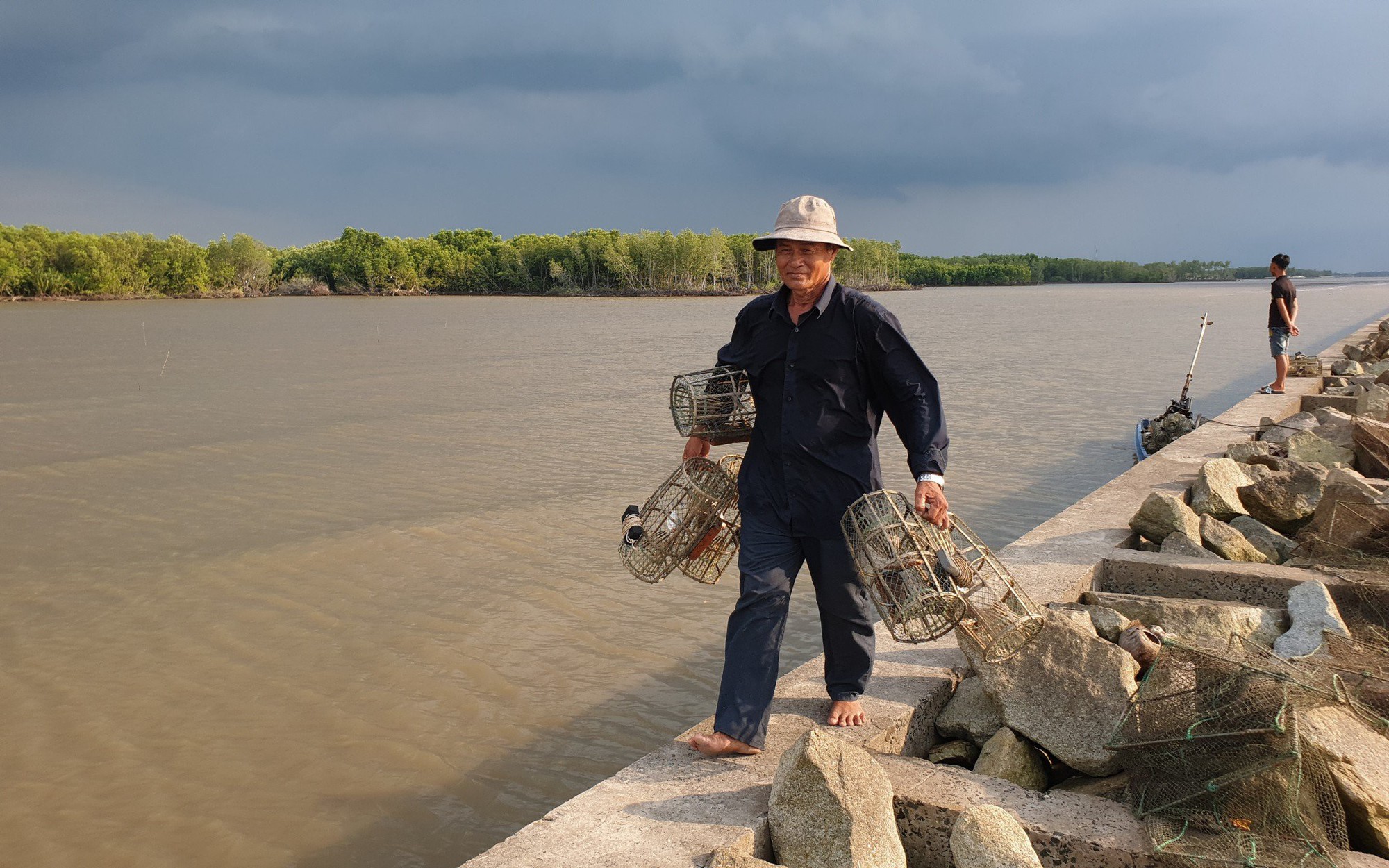 Dân một xã của tỉnh Cà Mau dùng cái rọ hình thù kỳ dị để bắt con đặc sản ở bìa rừng biển Tây