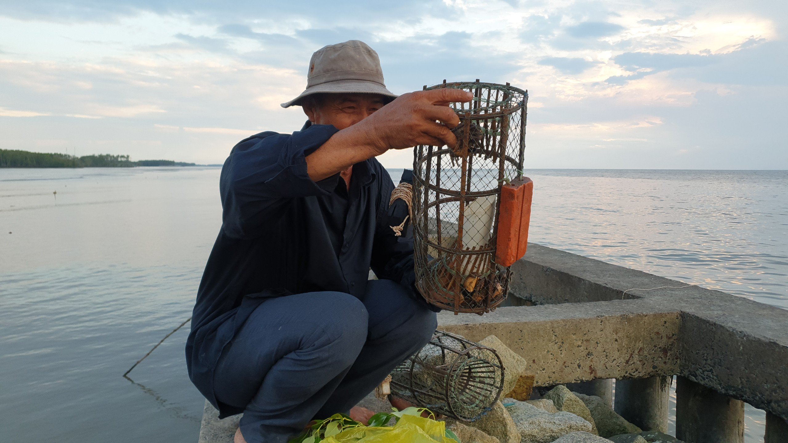 Dân một xã của tỉnh Cà Mau dùng cái rọ hình thù kỳ dị để bắt con đặc sản ở bìa rừng biển Tây- Ảnh 6.