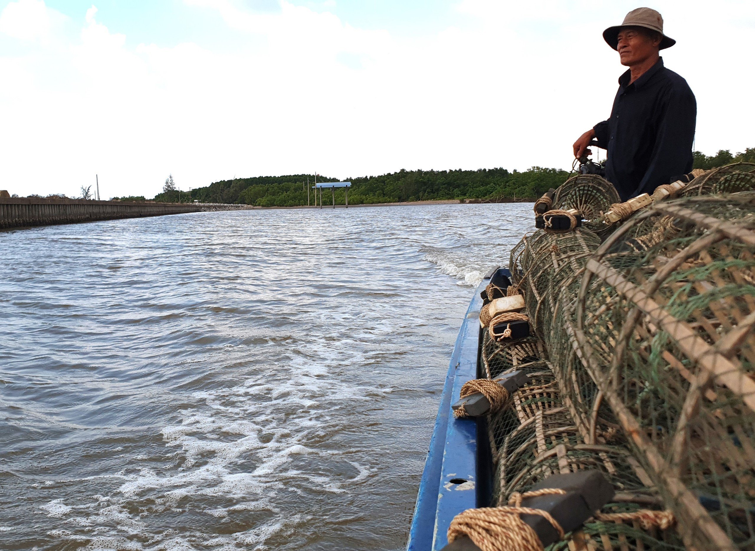 Dân một xã của tỉnh Cà Mau dùng cái rọ hình thù kỳ dị để bắt con đặc sản ở bìa rừng biển Tây- Ảnh 1.