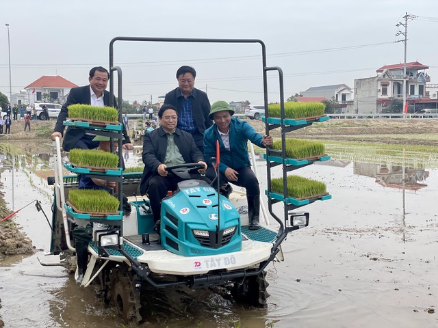 Thủ tướng Phạm Minh Chính trực tiếp ngồi máy cấy, cấy lúa cùng nông dân- Ảnh 3.