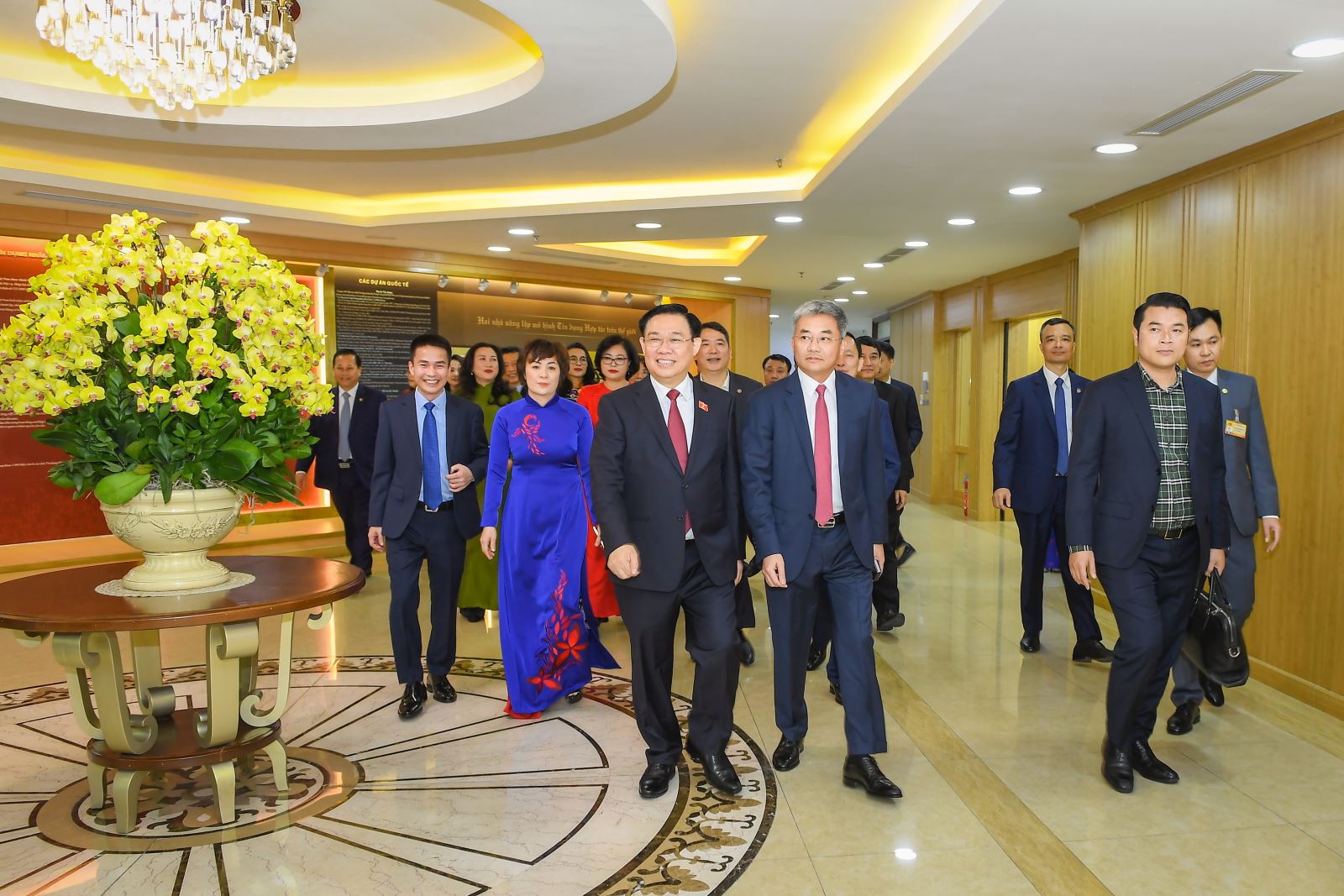 Chủ tịch Quốc hội Vương Đình Huệ thăm và chúc Tết Co-opBank- Ảnh 2.