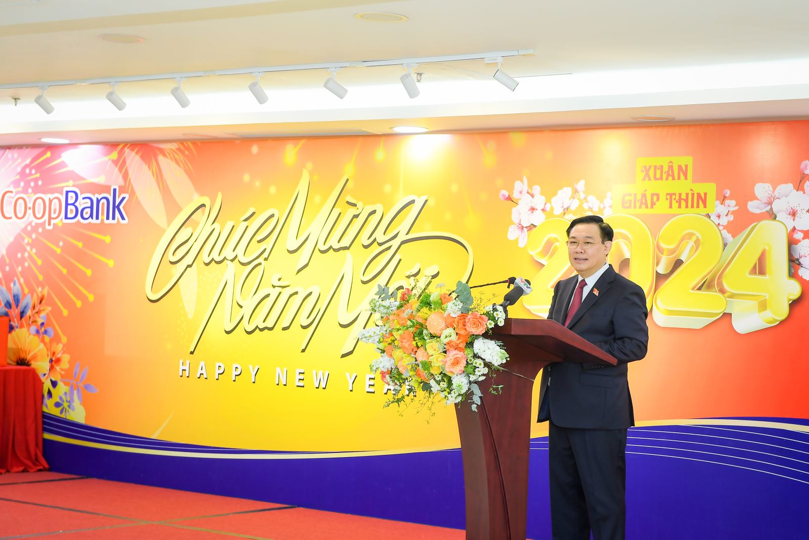 Chủ tịch Quốc hội Vương Đình Huệ thăm và chúc Tết Co-opBank- Ảnh 1.