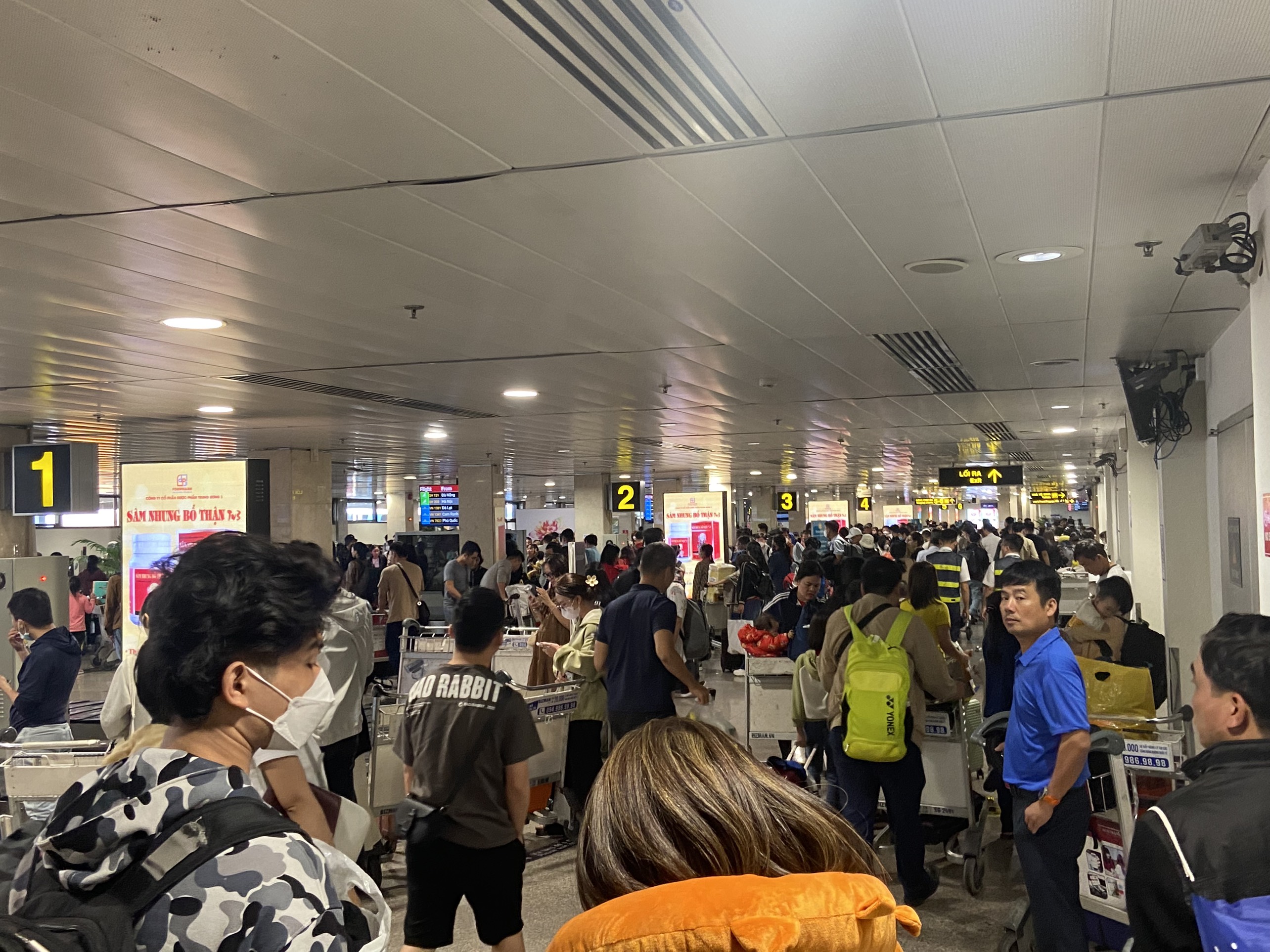 Ngày đầu đi làm sau Tết, sân bay Tân Sơn Nhất đón hơn 140.000 khách- Ảnh 3.
