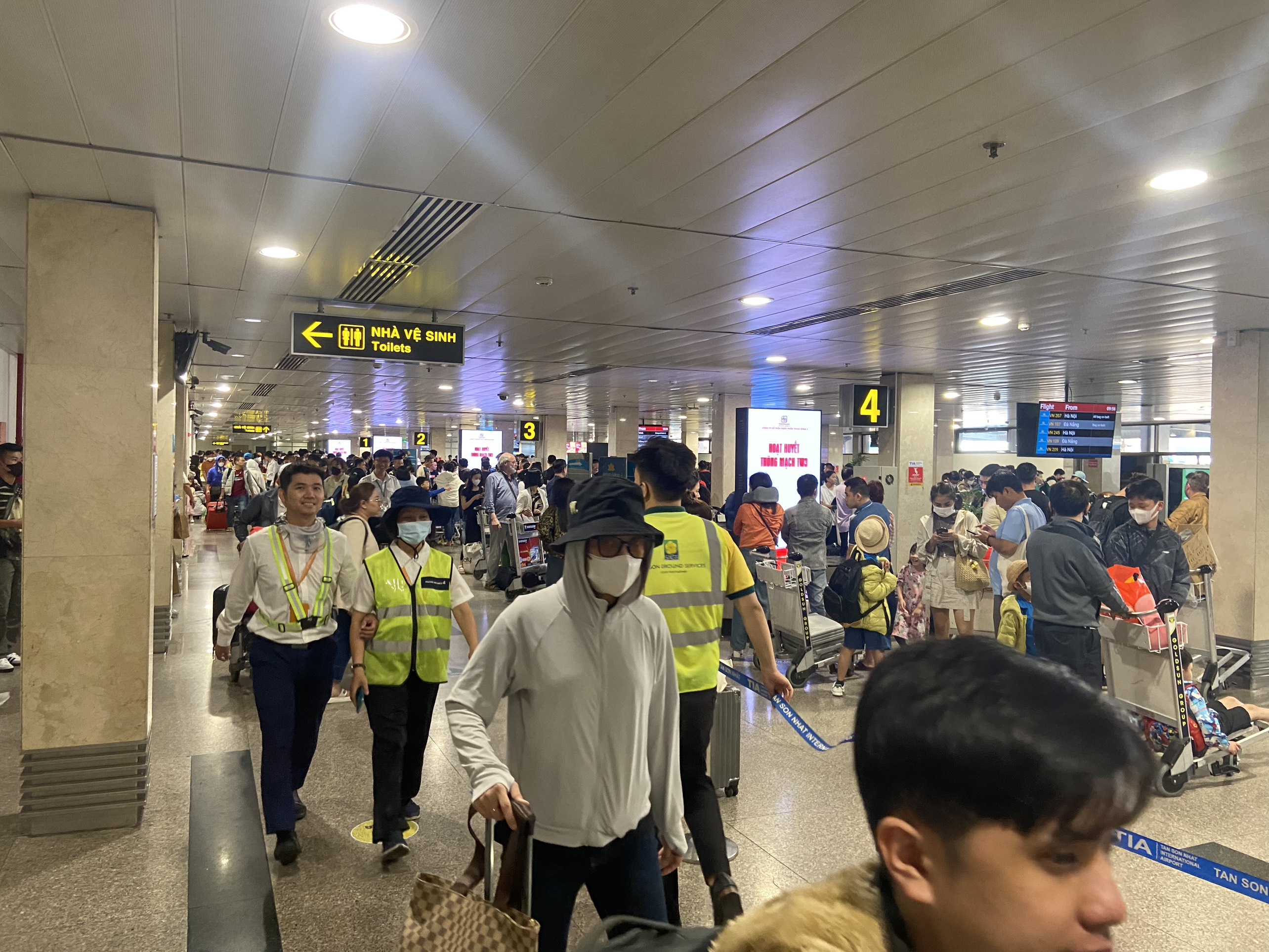 Ngày đầu đi làm sau Tết, sân bay Tân Sơn Nhất đón hơn 140.000 khách- Ảnh 1.