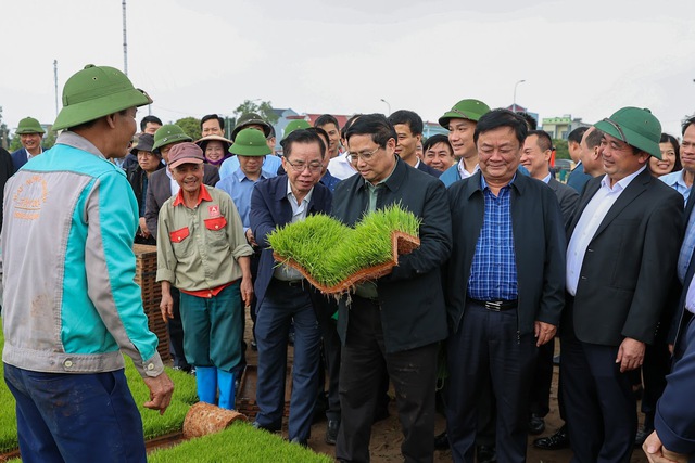 Thủ tướng Phạm Minh Chính trực tiếp ngồi máy cấy, cấy lúa cùng nông dân- Ảnh 1.