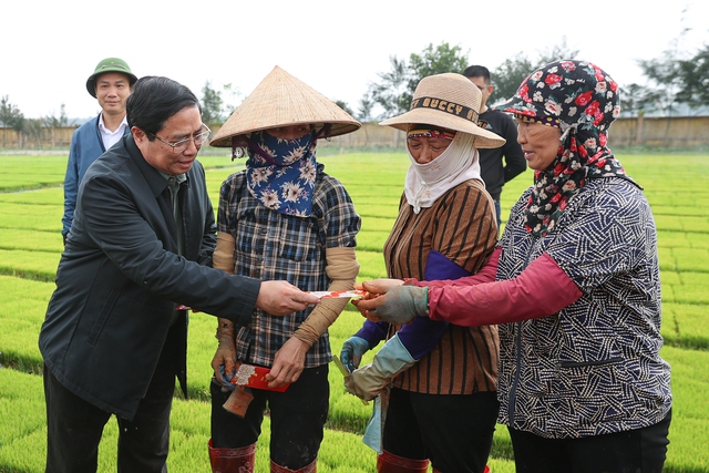 Thủ tướng Phạm Minh Chính trực tiếp ngồi máy cấy, cấy lúa cùng nông dân- Ảnh 2.