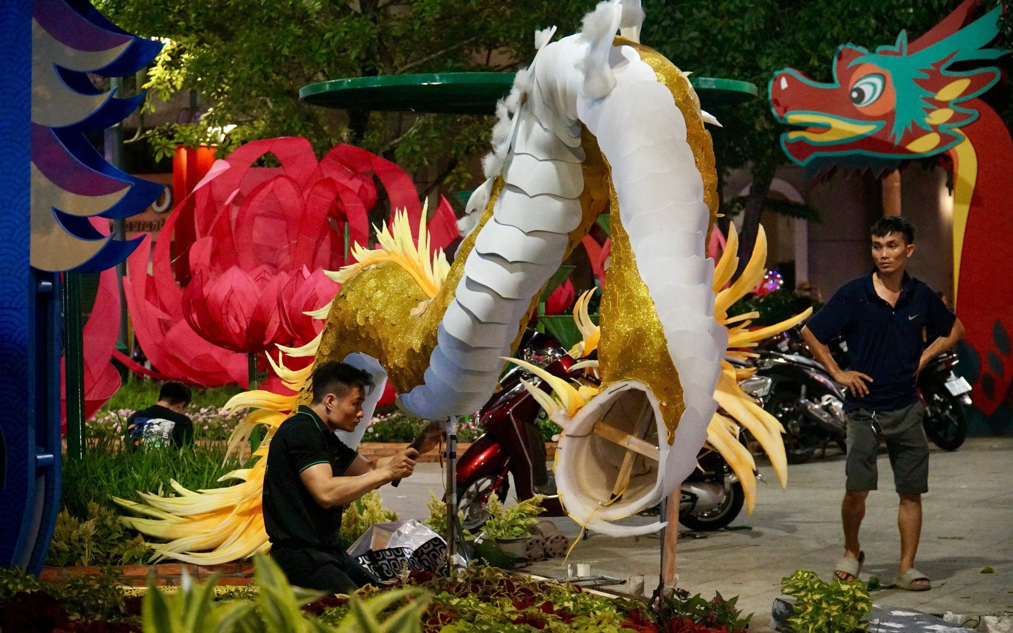 Xuyên đêm tháo dỡ các linh vật khổng lồ tại đường hoa Nguyễn Huệ