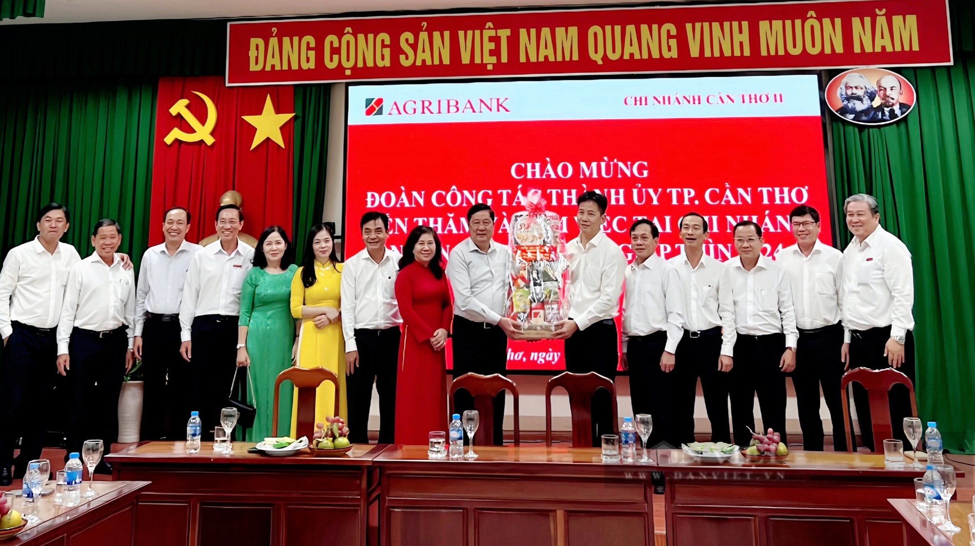 Phó Bí thư Thường trực Thành ủy TP.Cần Thơ đến thăm, động viên Agribank Chi nhánh Cần Thơ II nhân dịp năm mới Giáp Thìn- Ảnh 1.