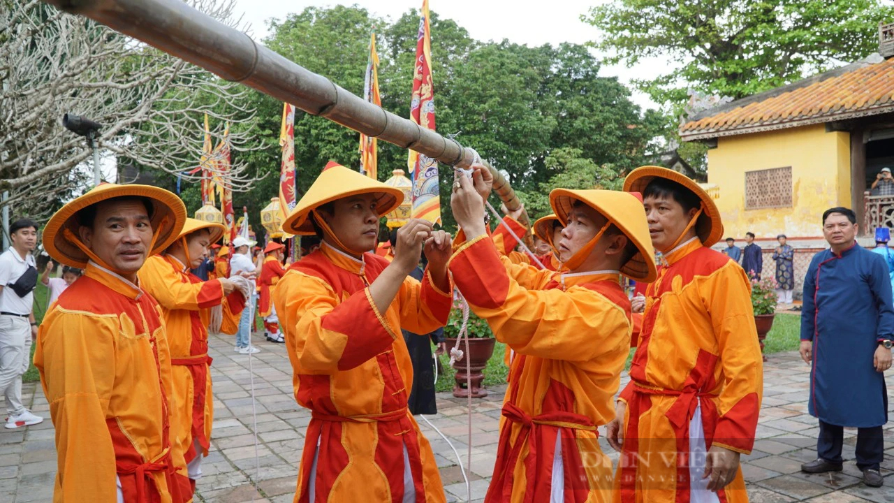 Đầu năm du khách háo hức xếp hàng xin chữ tại Hoàng cung Huế- Ảnh 2.