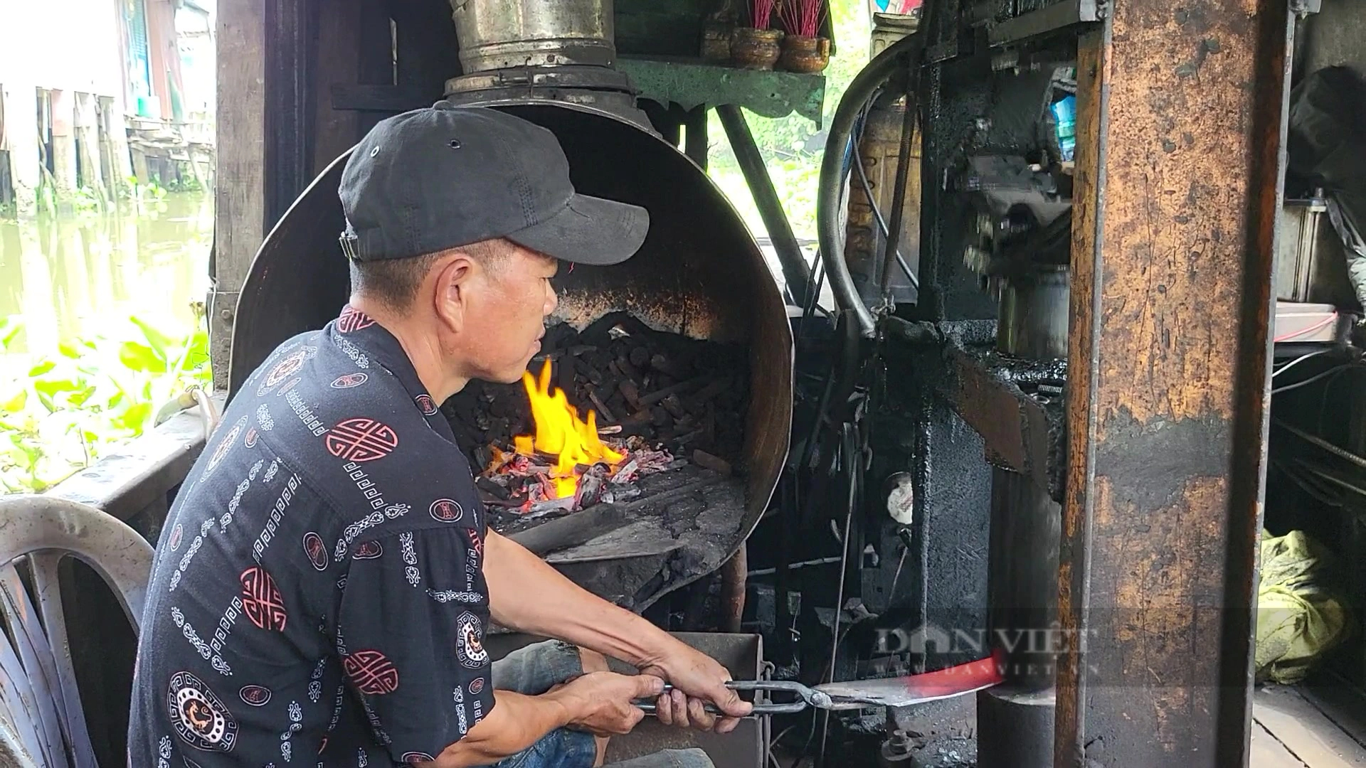 Trên chiếc ghe lênh đênh trên sông ở Hậu Giang, nghe chát, bụp tiếng đe búa, thấy bếp than đỏ rực- Ảnh 3.