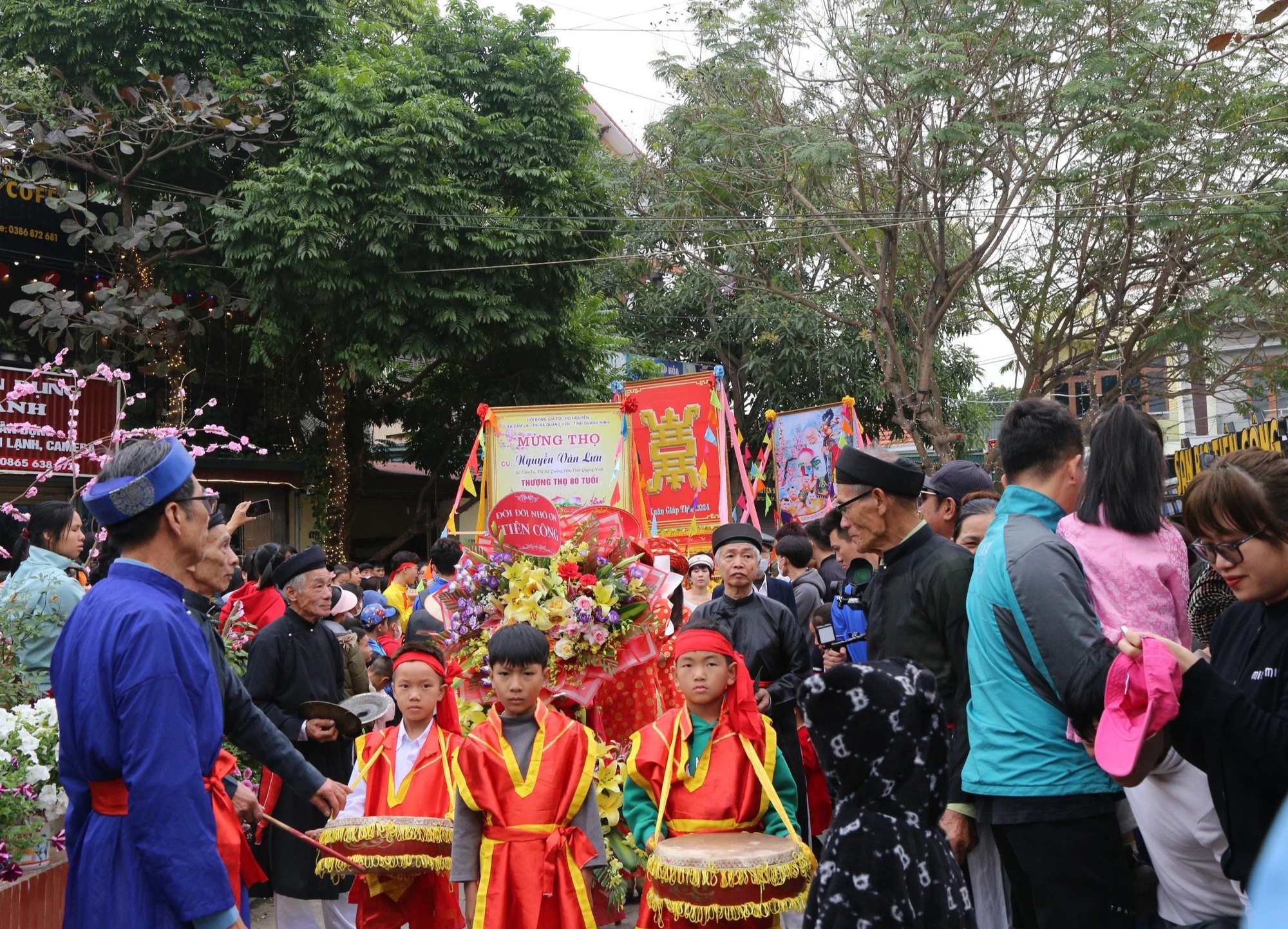 Nghi lễ “rước cụ Thượng” bằng võng đào độc nhất vô nhị ở Quảng Ninh- Ảnh 1.